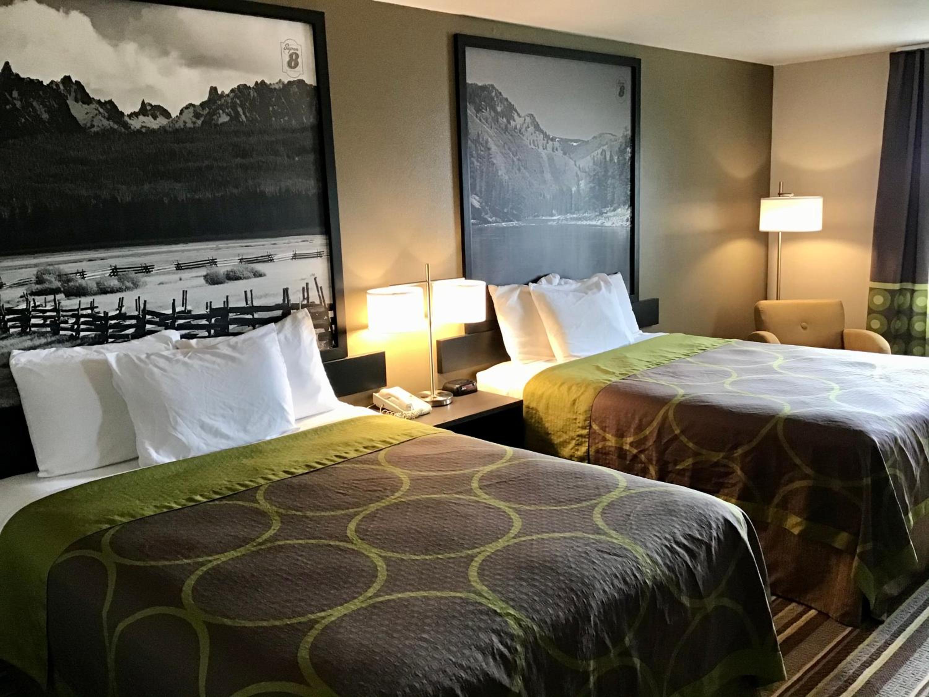 Deluxe Queen Room with Two Queen Beds - Smoking photo 2