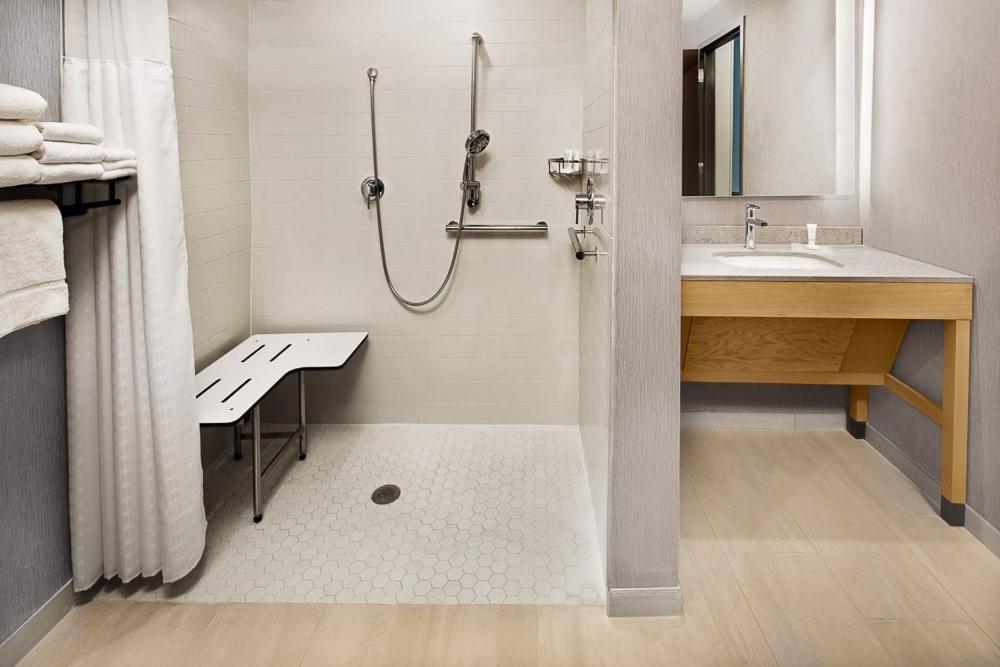 Suite with Two Queen Beds and Roll-In Shower - Disability Access - Photo 2