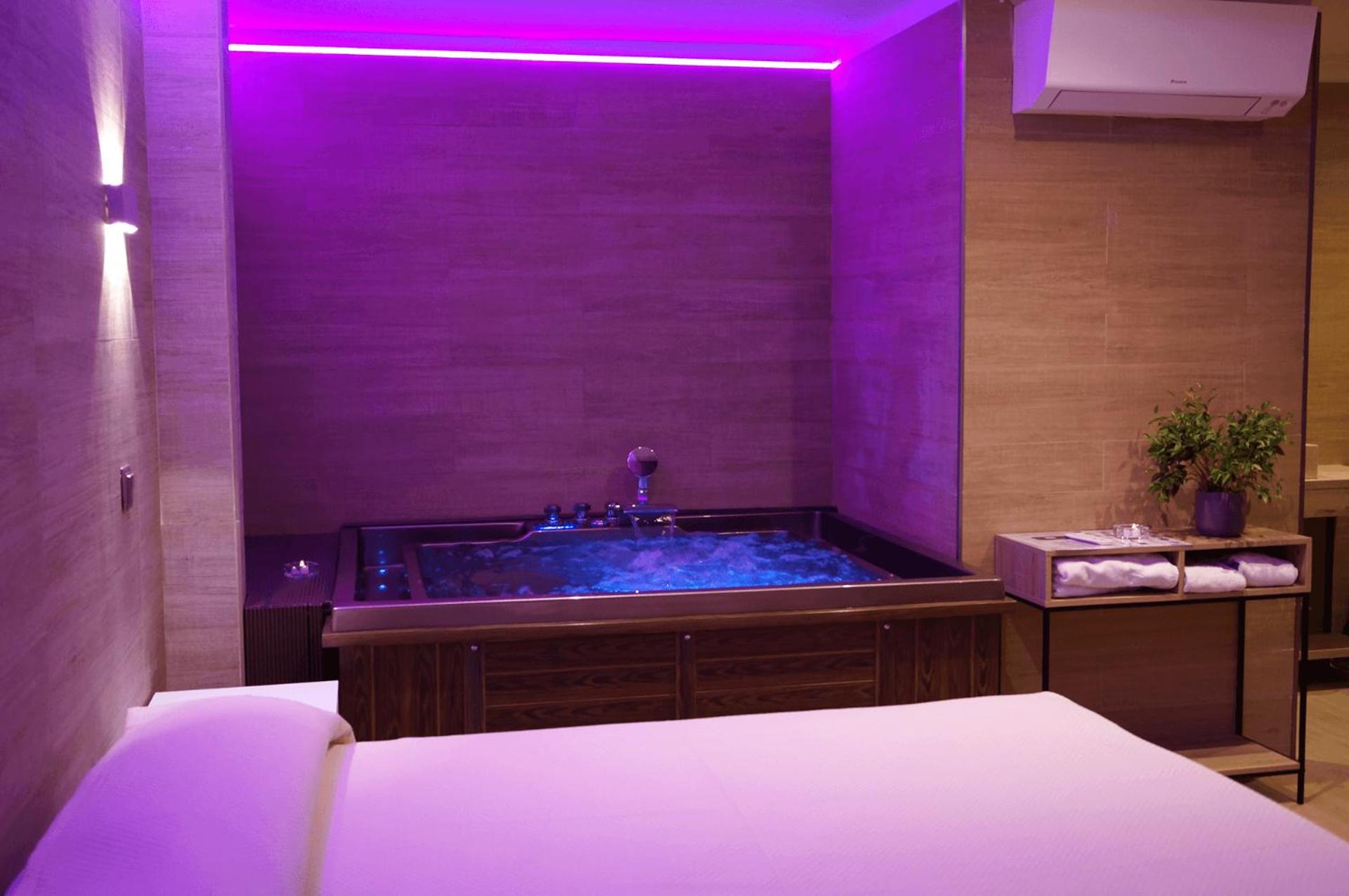 Deluxe Double Room with Bath - Photo 1