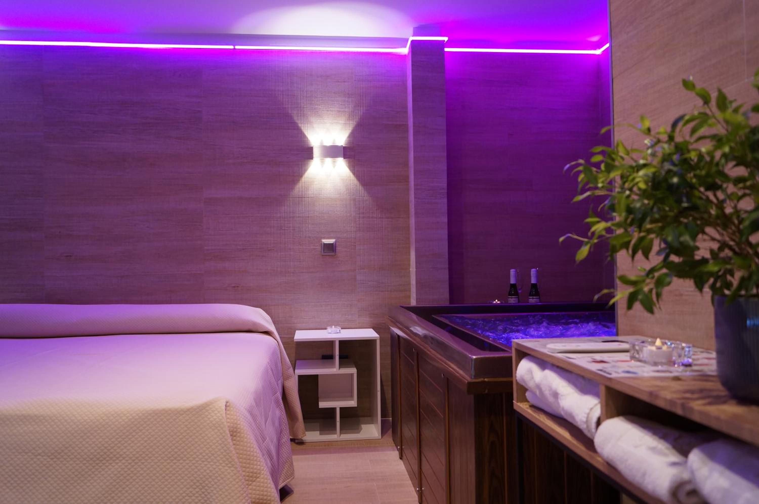 Deluxe Double Room with Bath - Photo 8
