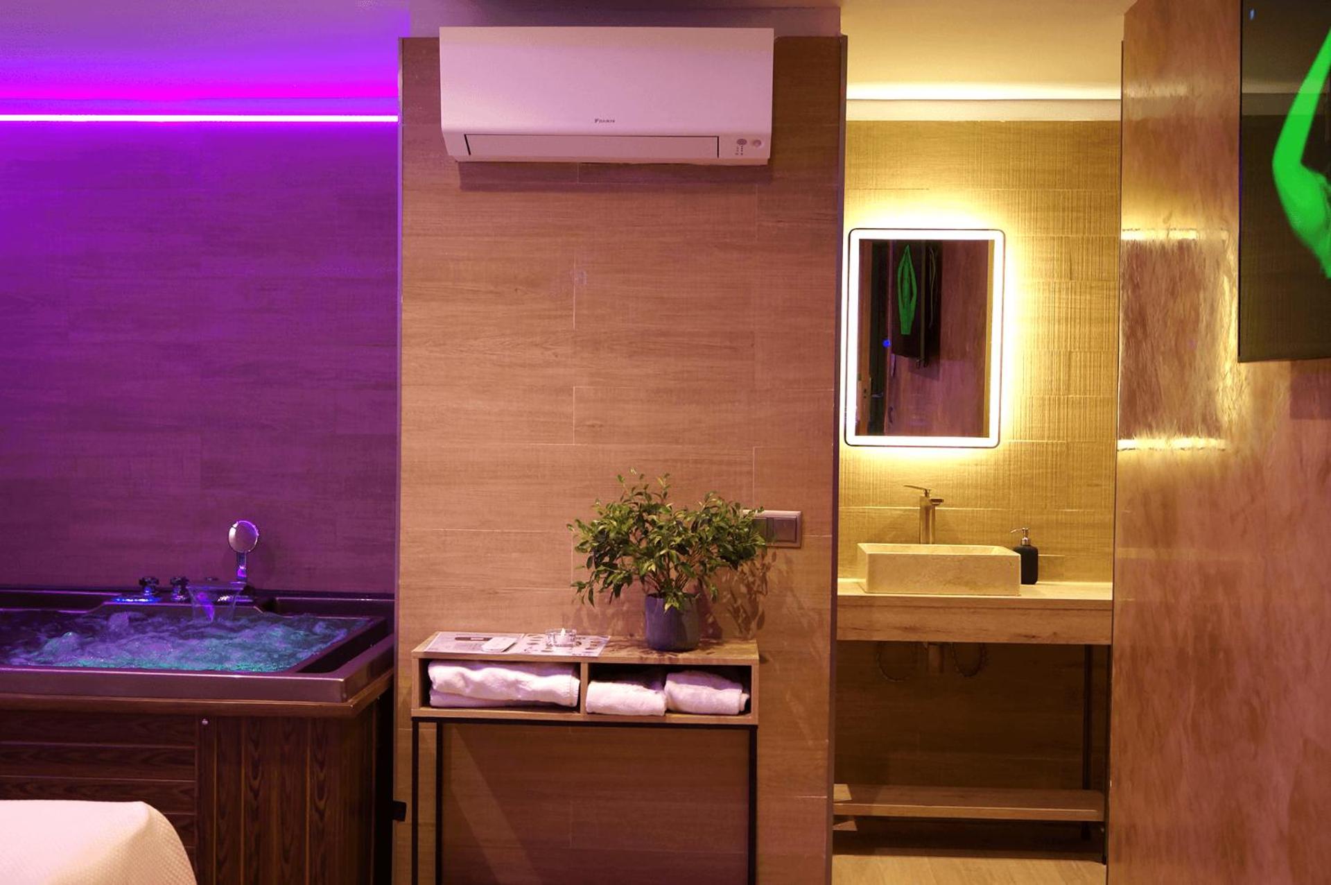 Deluxe Double Room with Bath - Photo 7