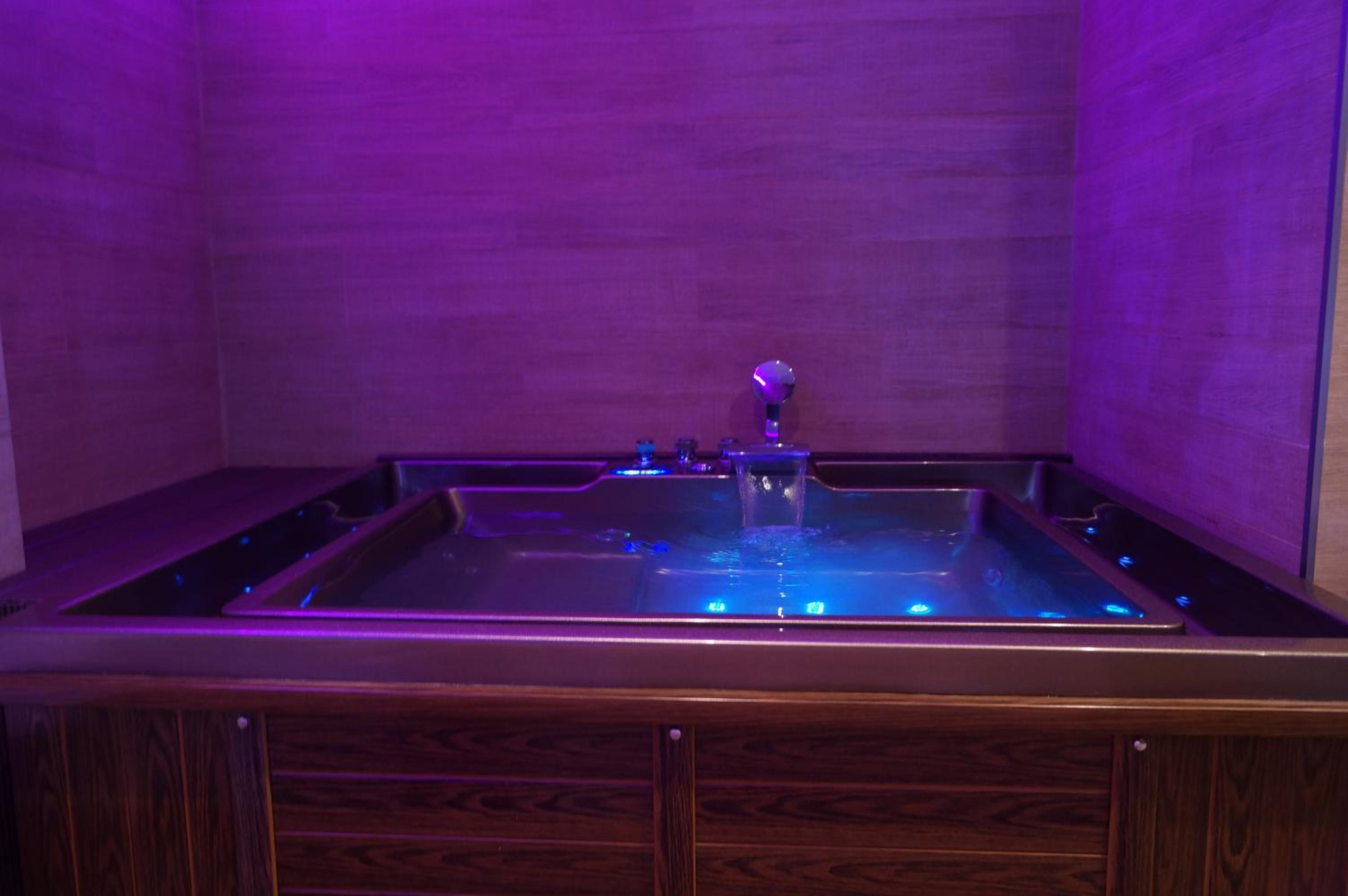 Deluxe Double Room with Bath - Photo 9