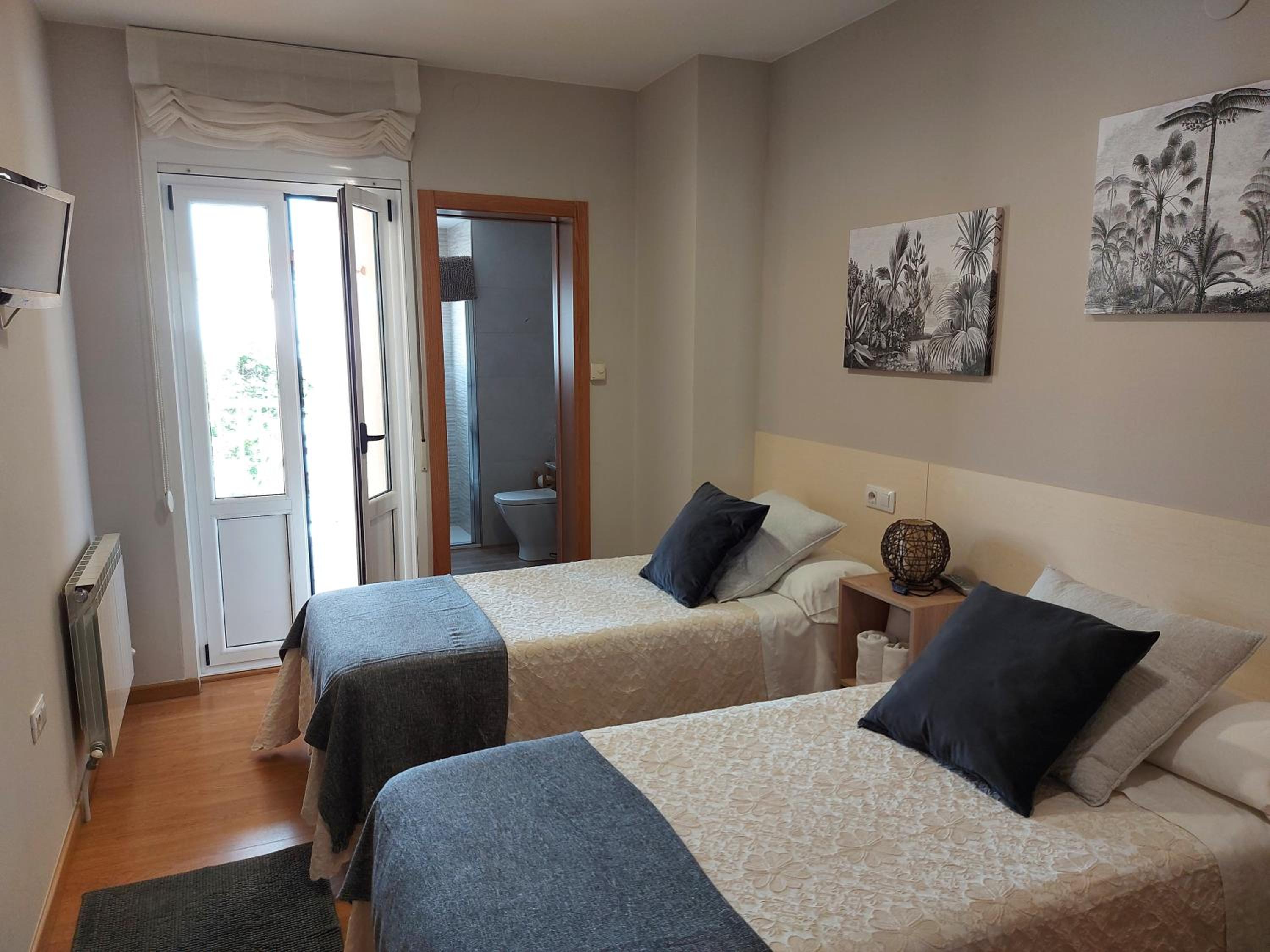 Twin Room with Bathroom photo 2