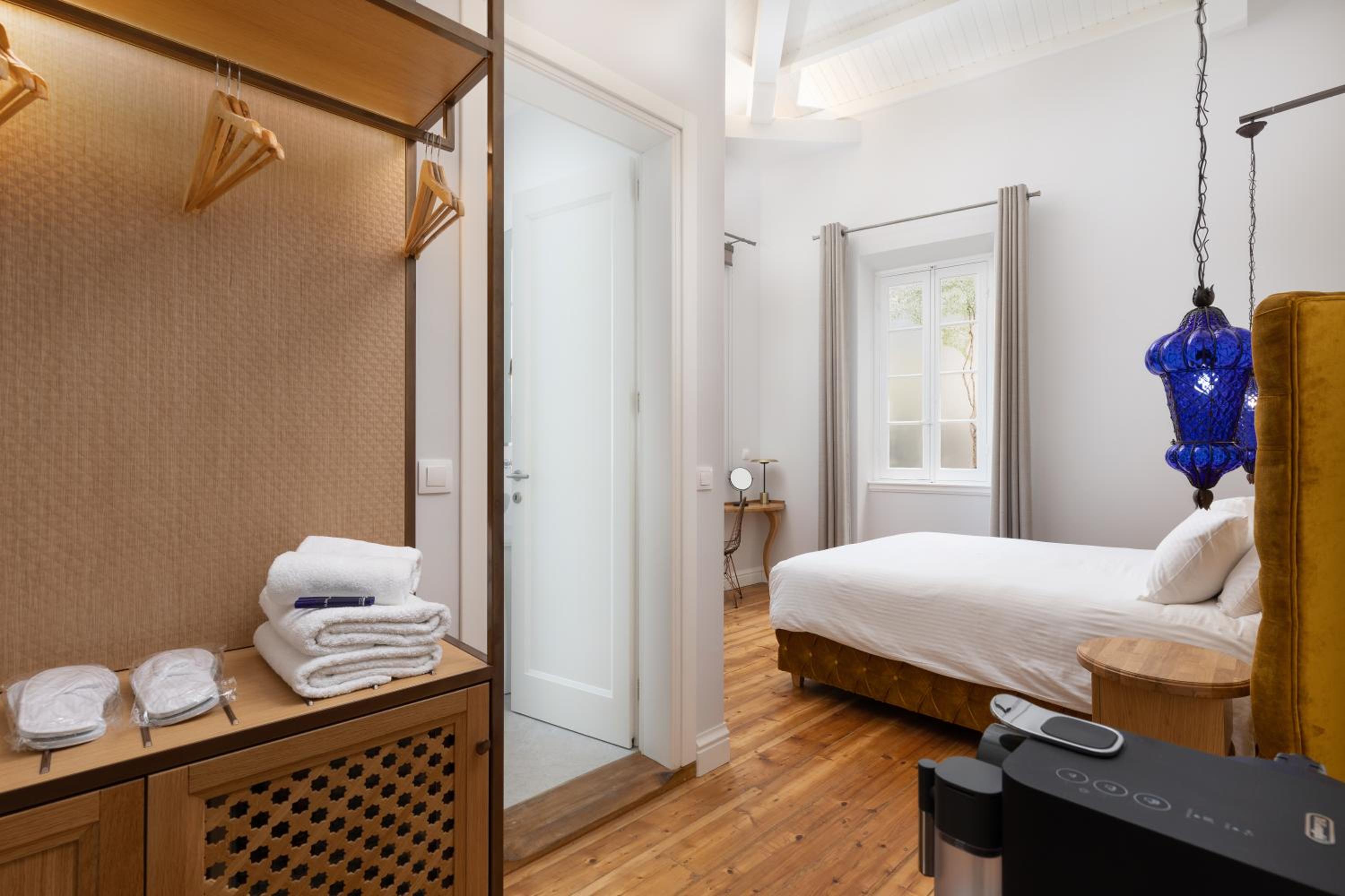Deluxe Double Room with Side Sea View - Photo 5