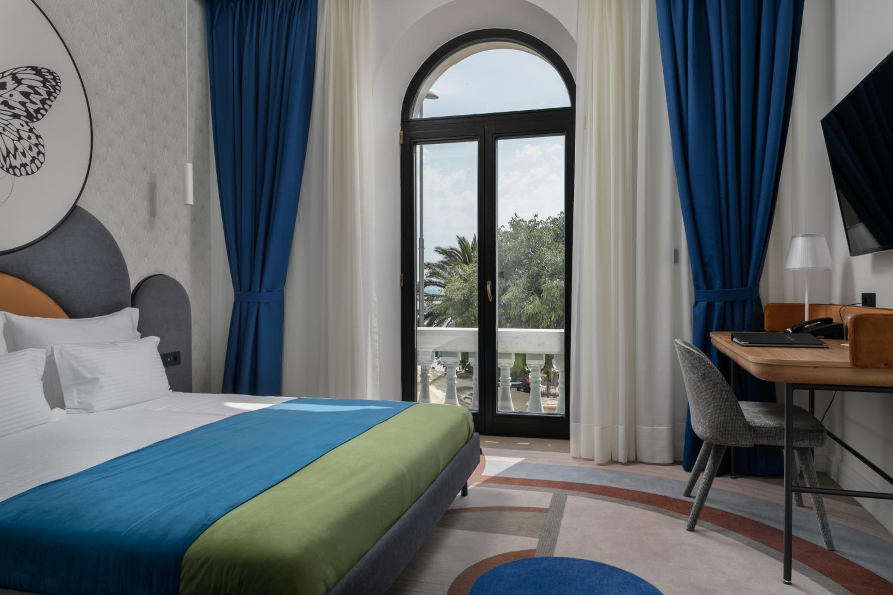 Superior Double Room with Sea Side View thumbnail 5