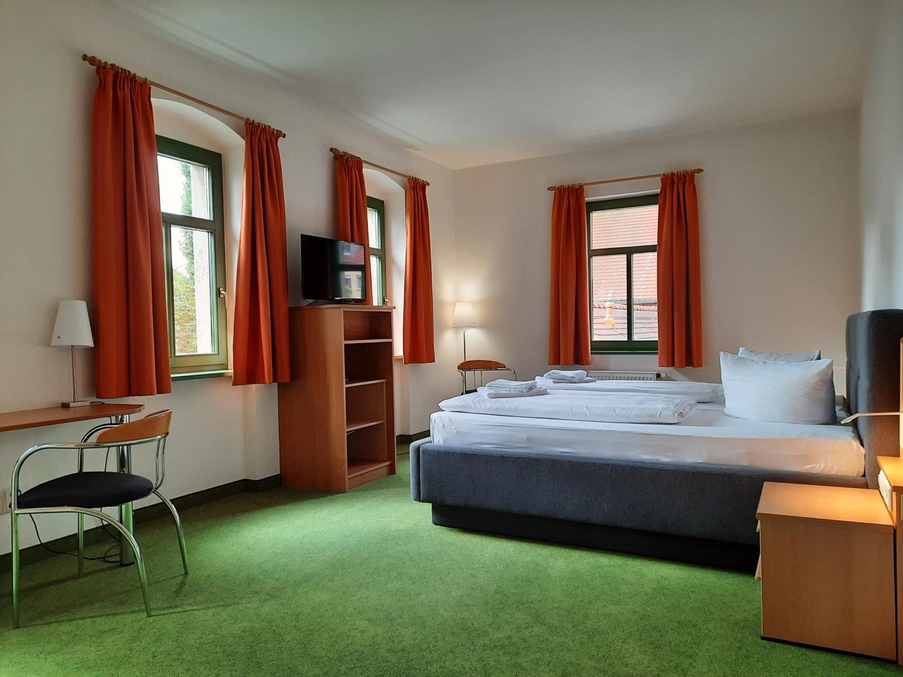 Double Room with Private Bathroom - Photo 3
