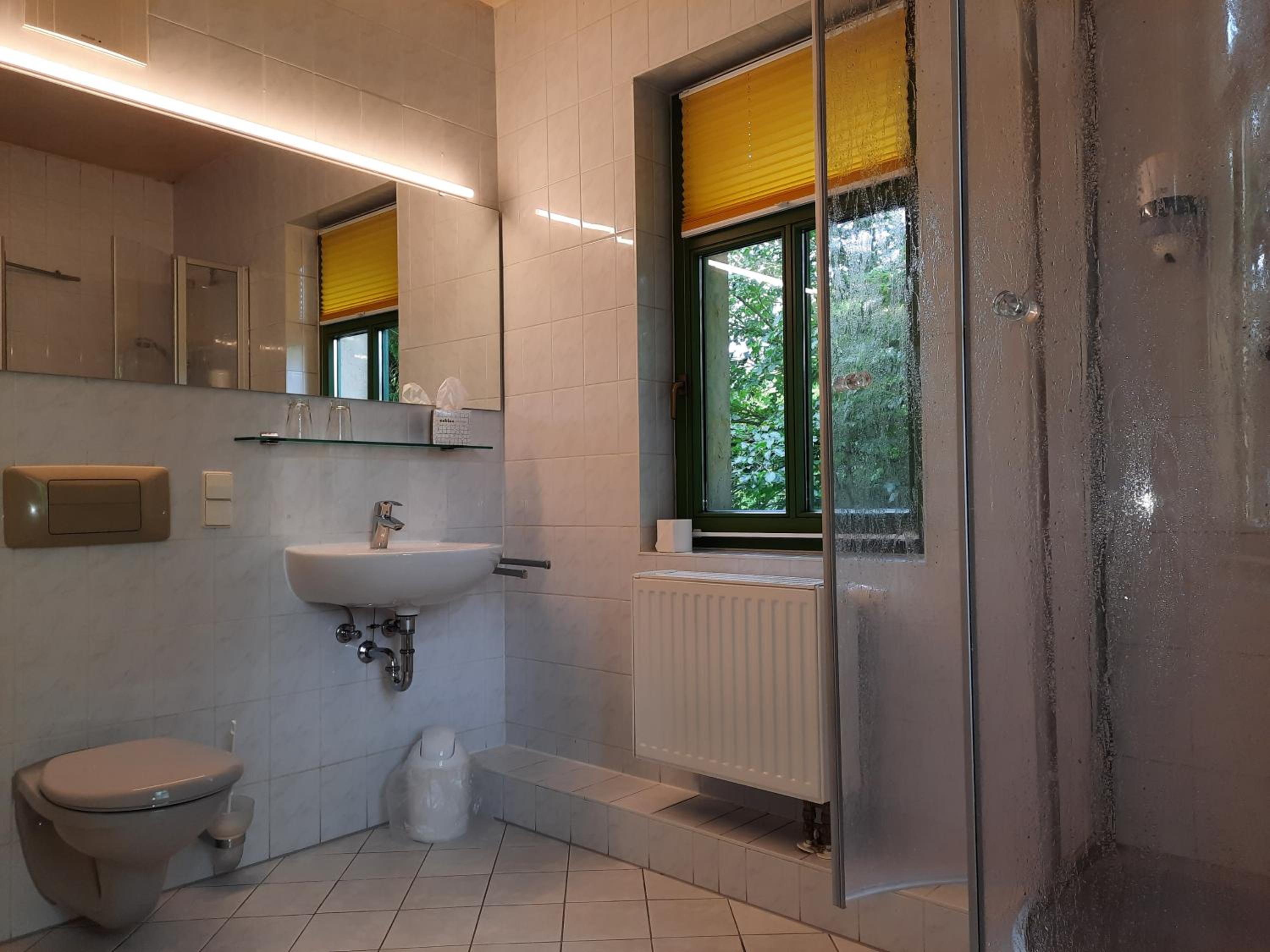 Double Room with Private Bathroom - Photo 4