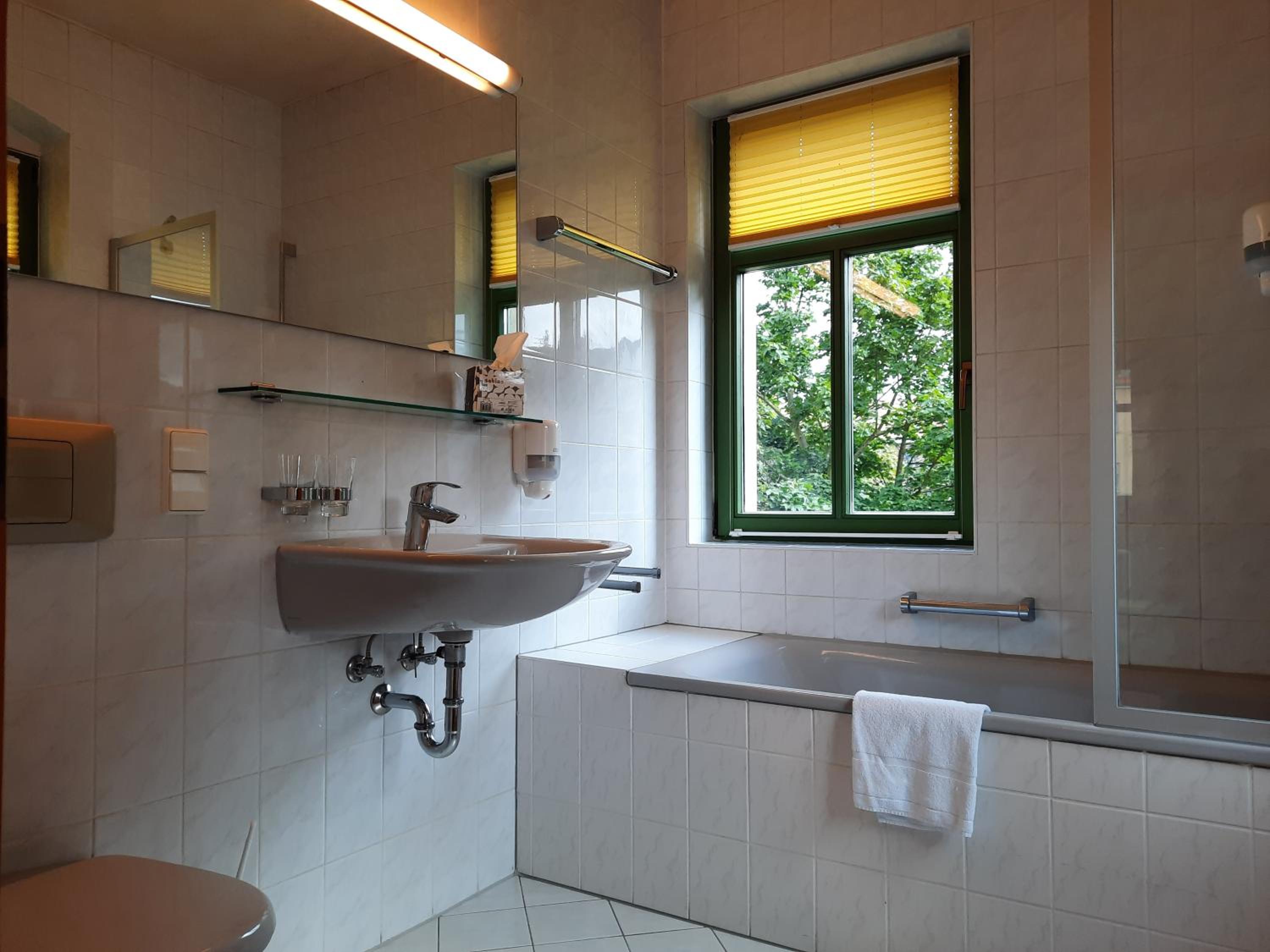 Double Room with Private Bathroom - Photo 5