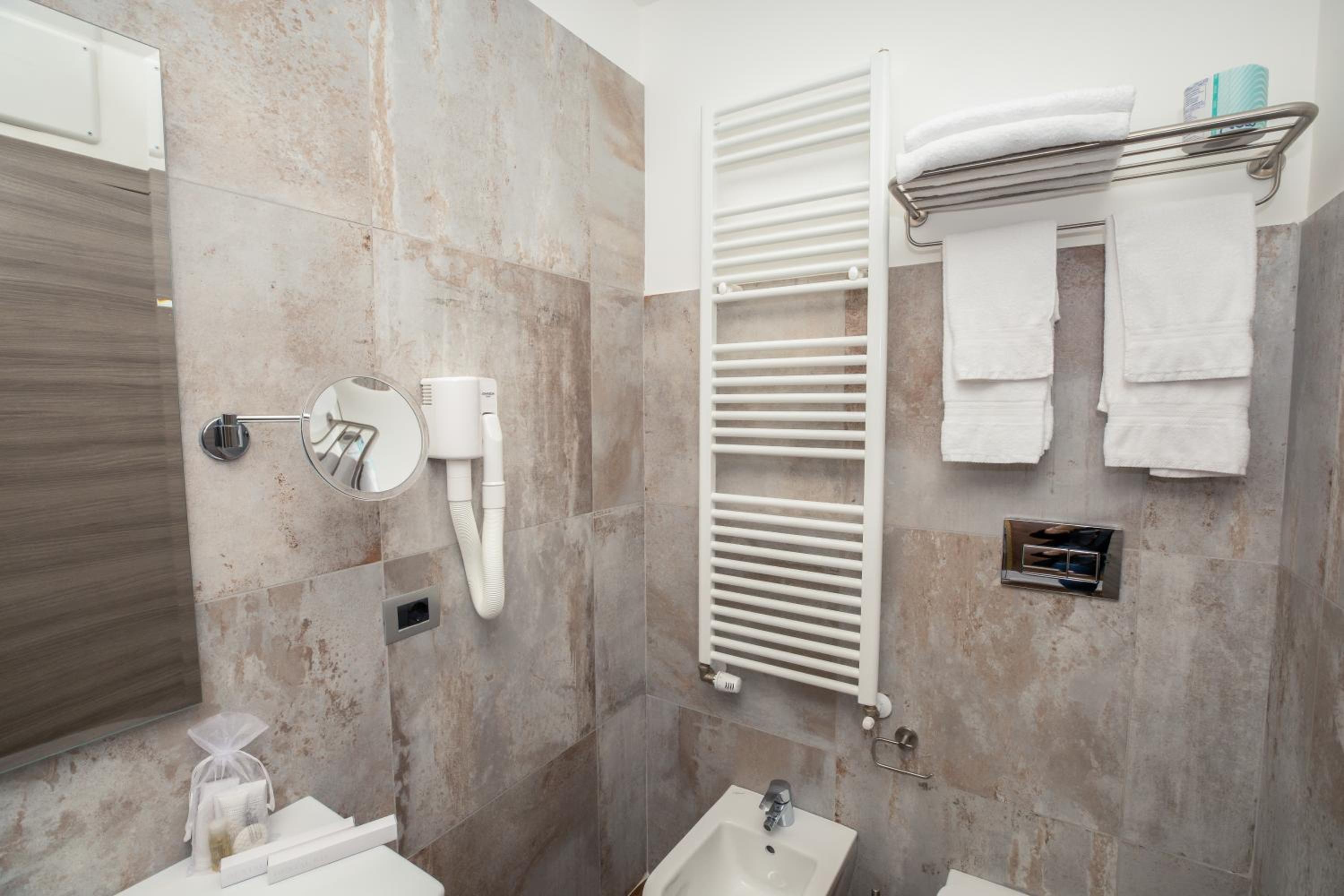 Deluxe Triple Room with Sea View - Photo 10