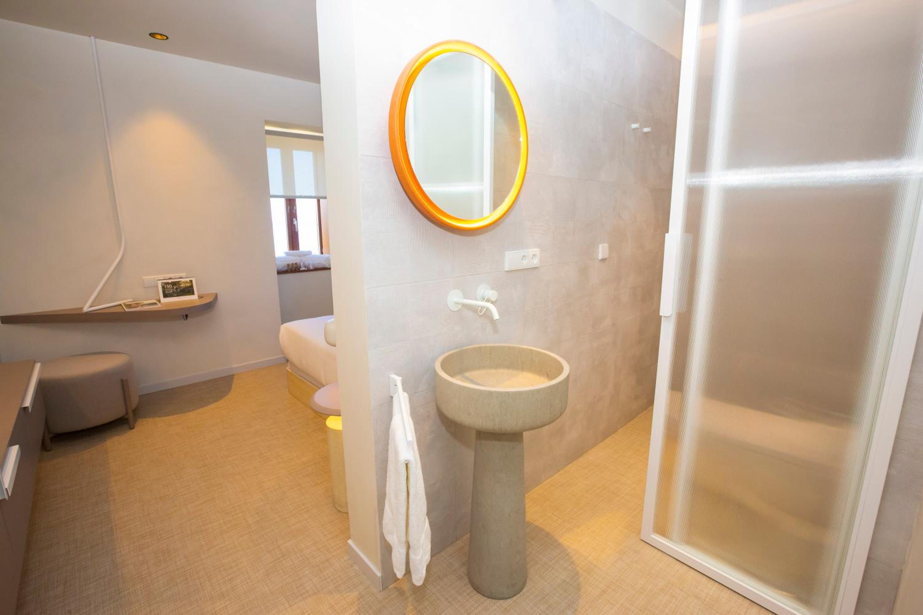 Deluxe Double Room - Photo 9