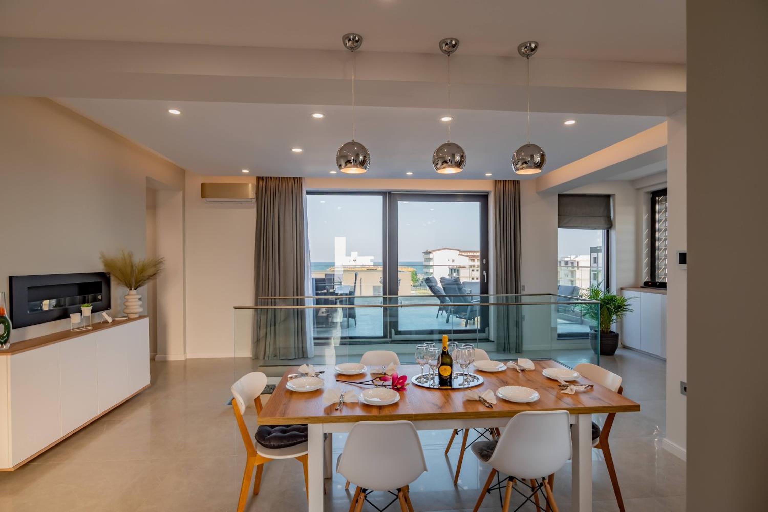 Three-Bedroom Deluxe Apartment photo 2