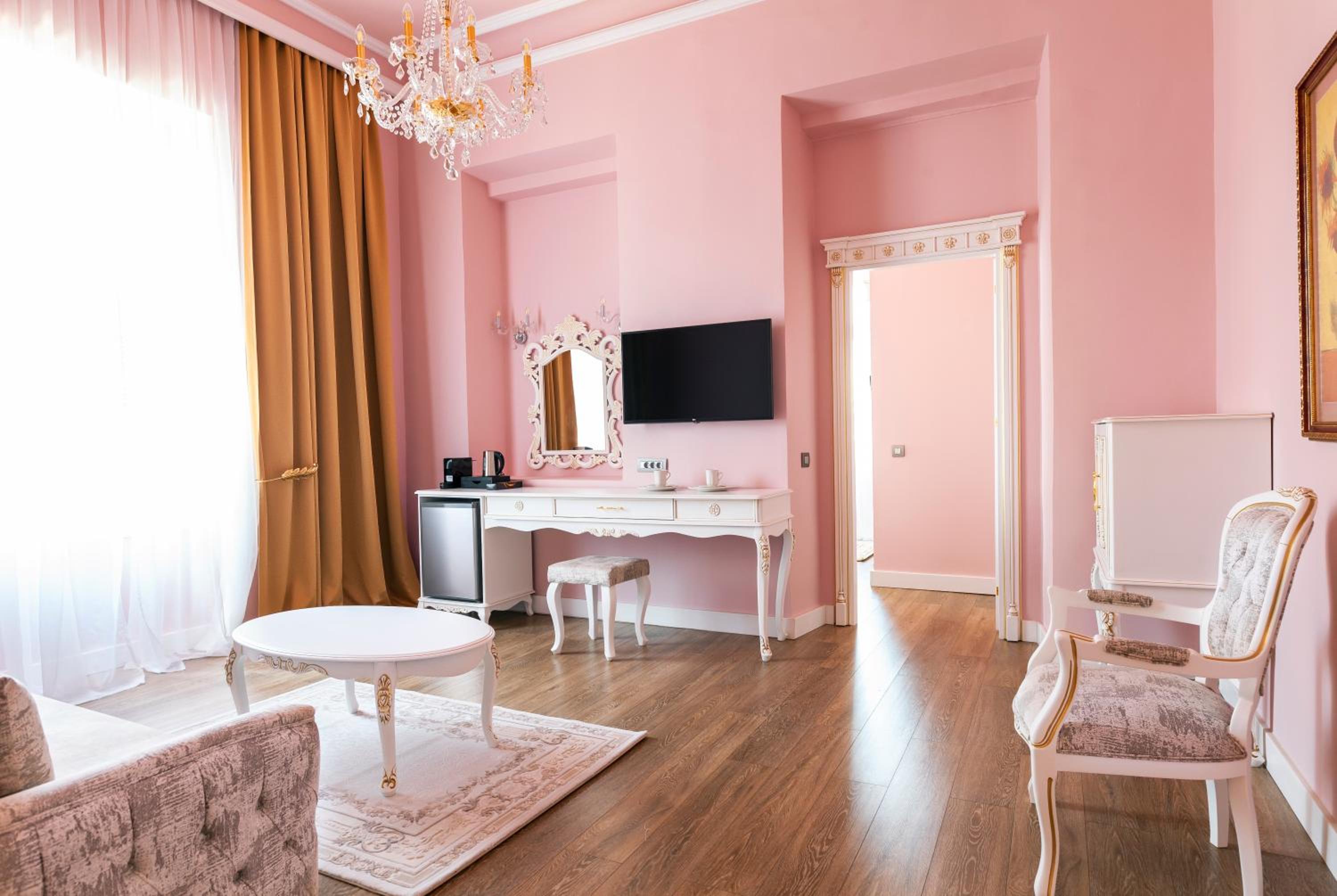 Executive Suite - Photo 3