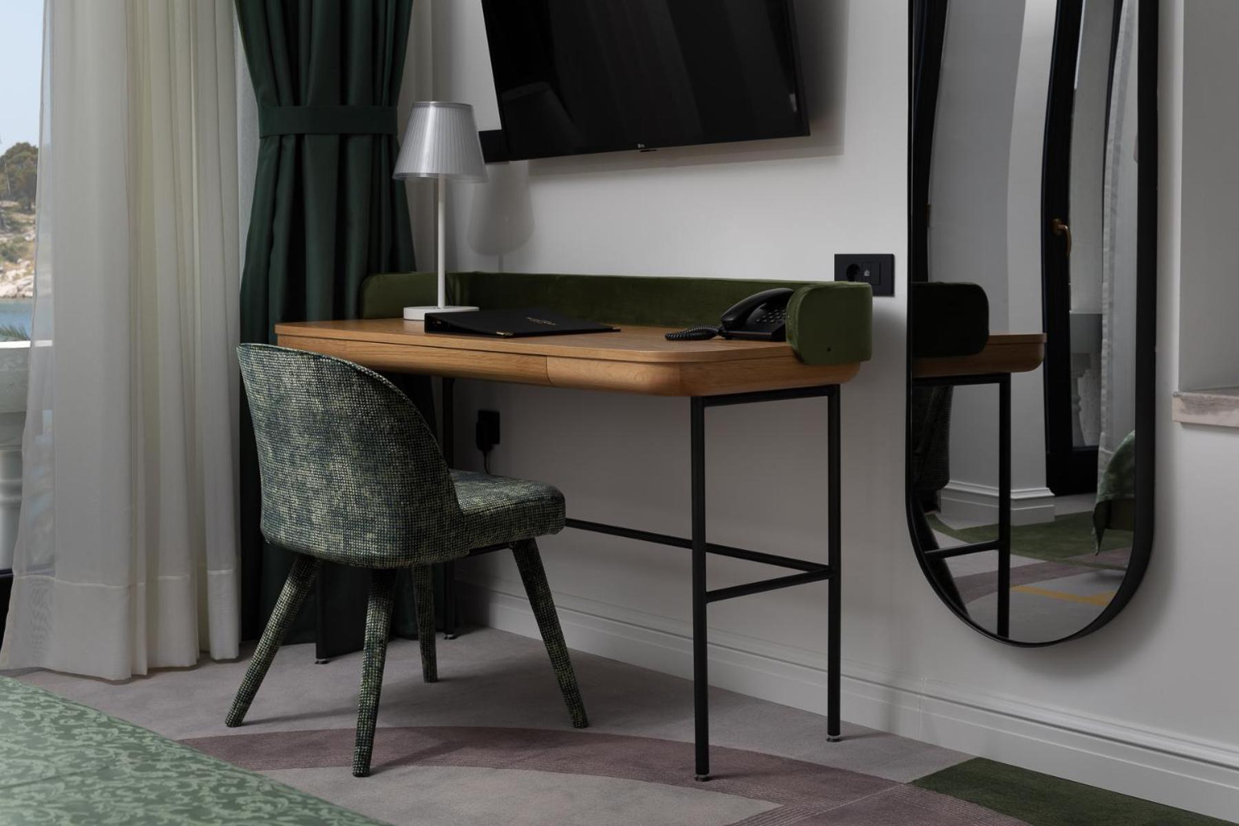Superior King Room with Sea View thumbnail 5