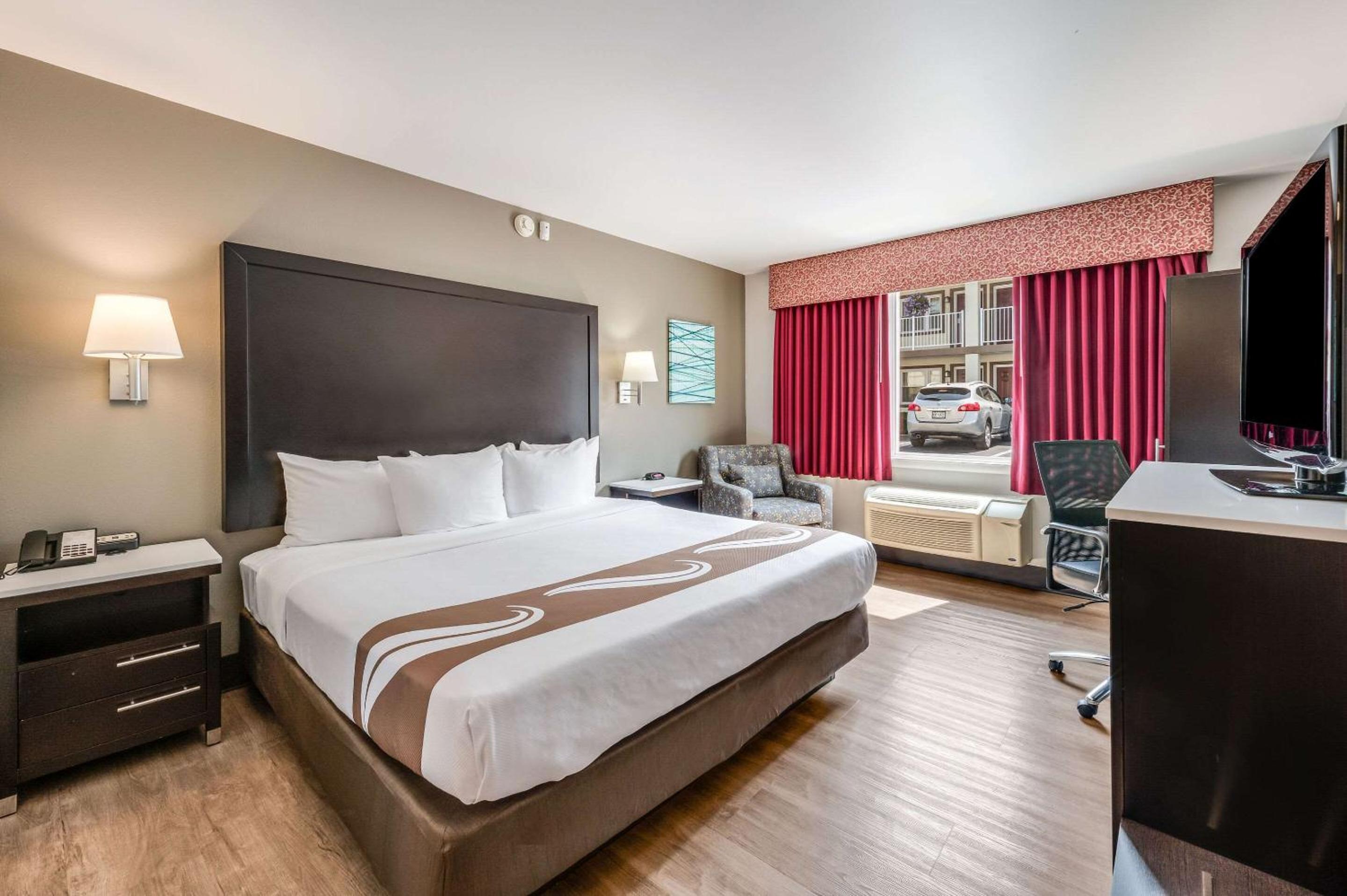 Standard King Room - Non-Smoking  - Photo 4