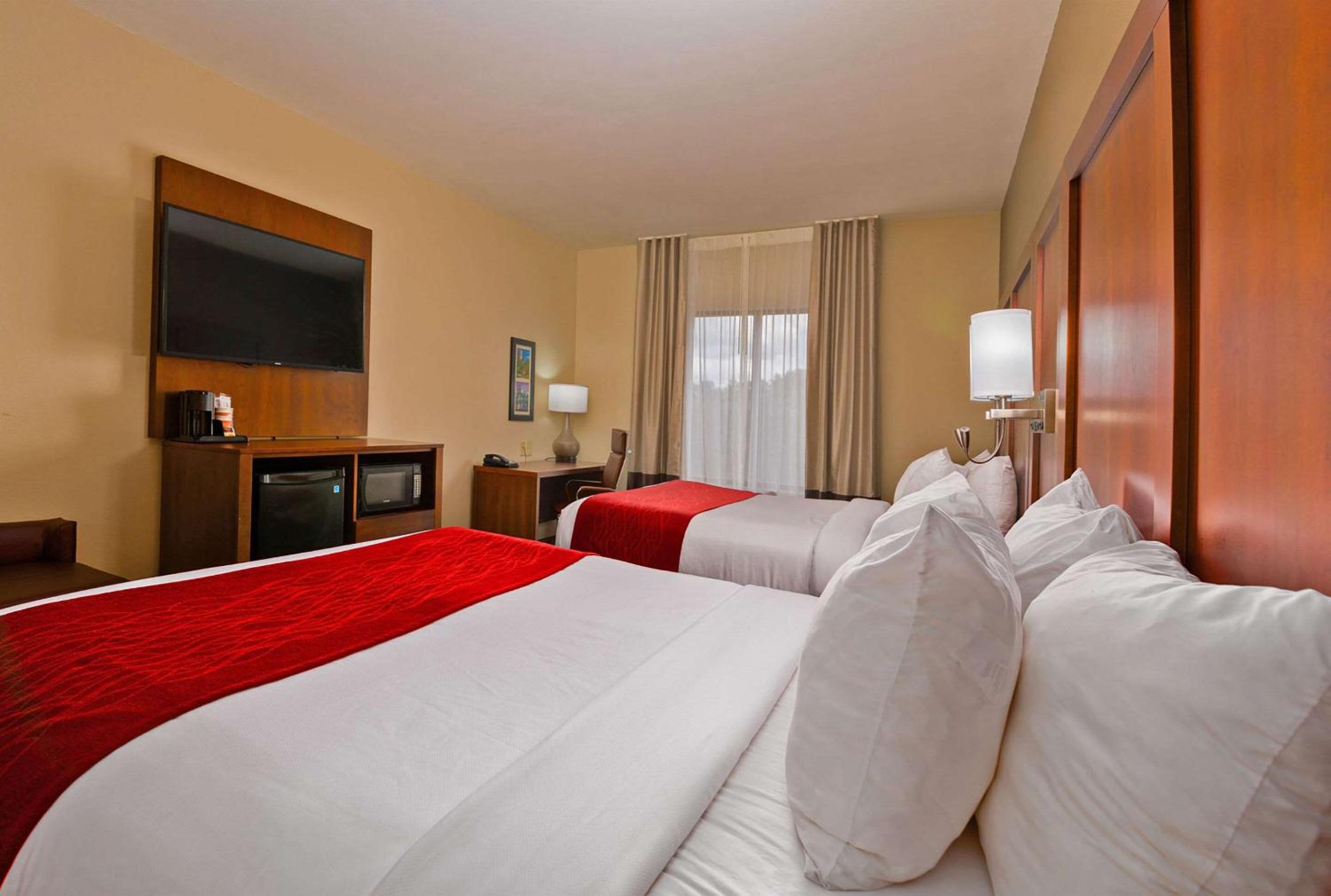 Queen Room with Two Queen Beds - Non-Smoking - Photo 1