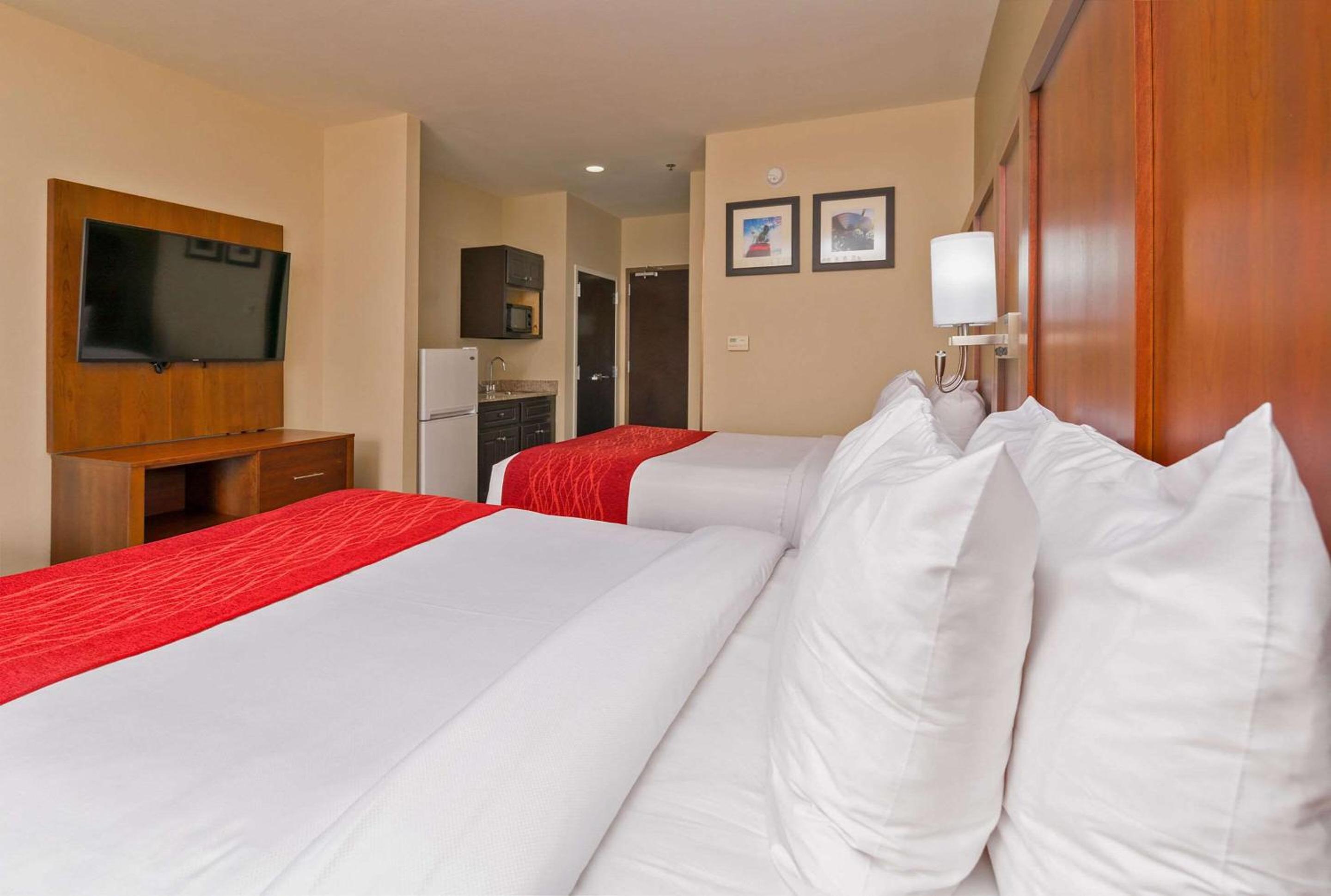 Queen Room with Two Queen Beds - Non-Smoking - Photo 3