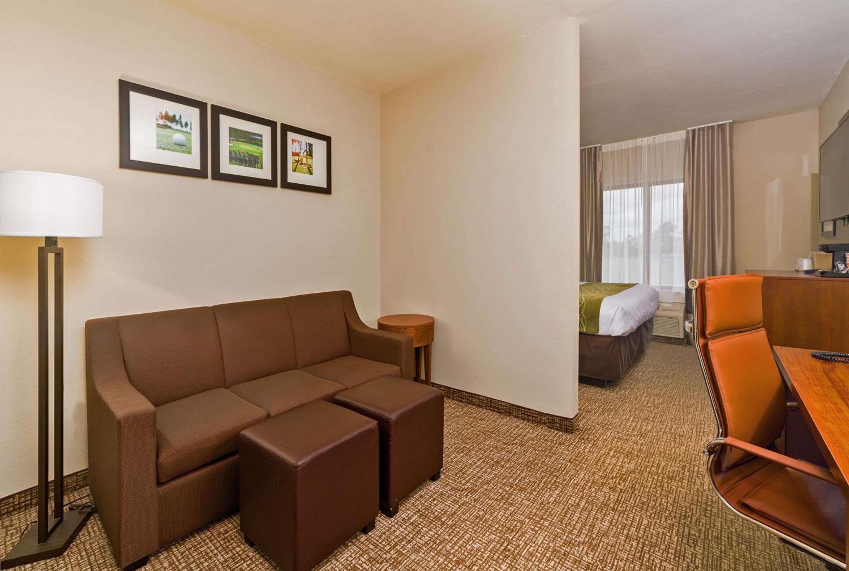 King Suite - Non-Smoking - Photo 3