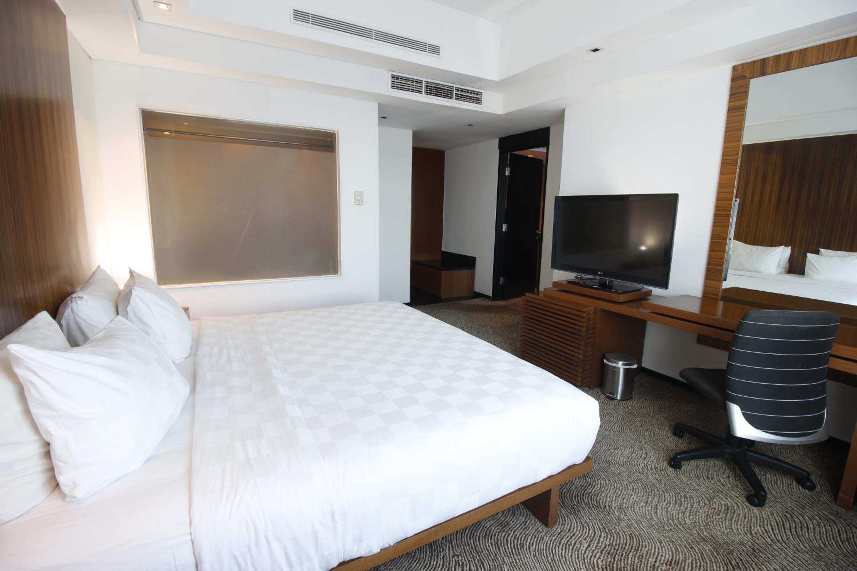 Business King Suite - Photo 8