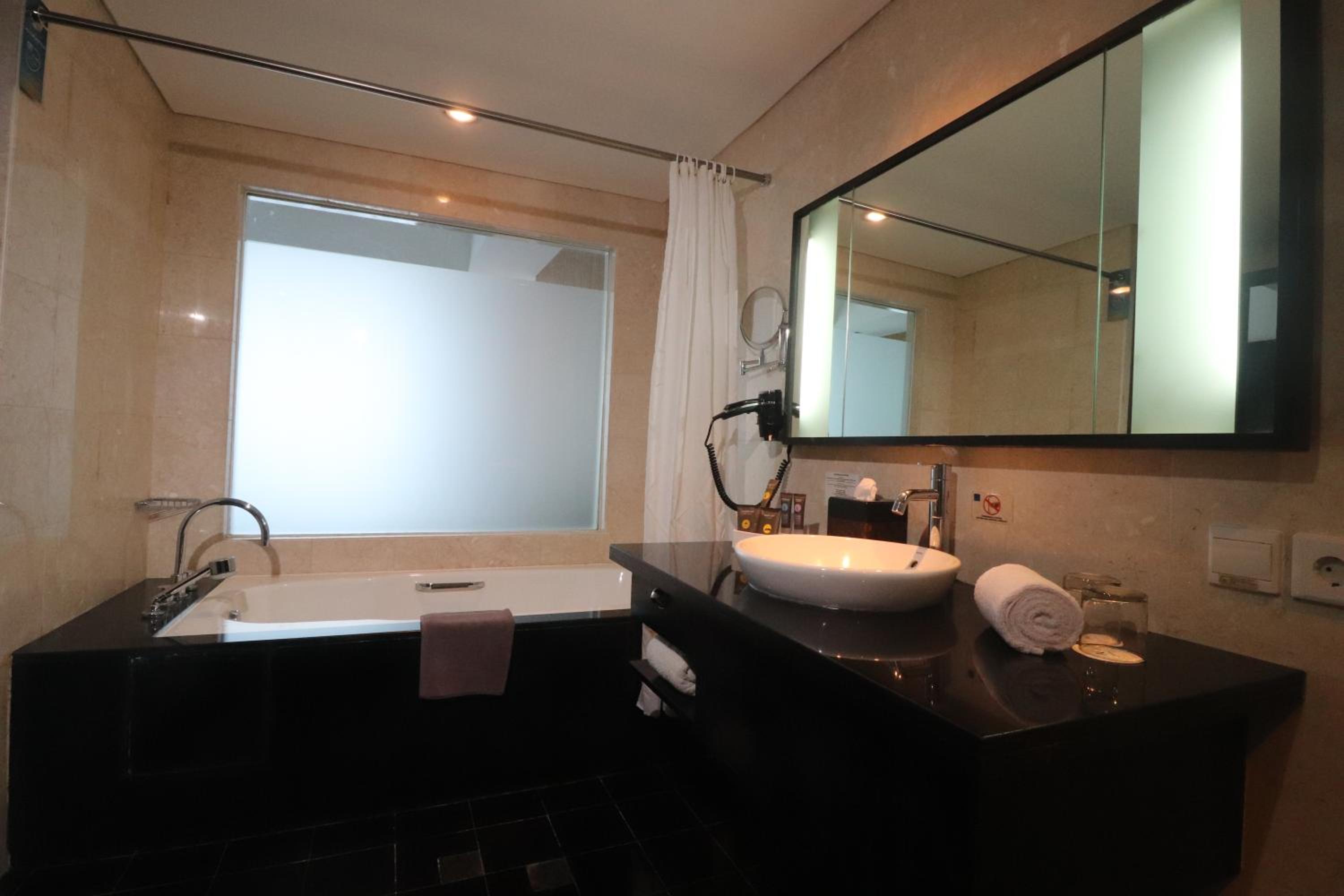 Business King Suite - Photo 11