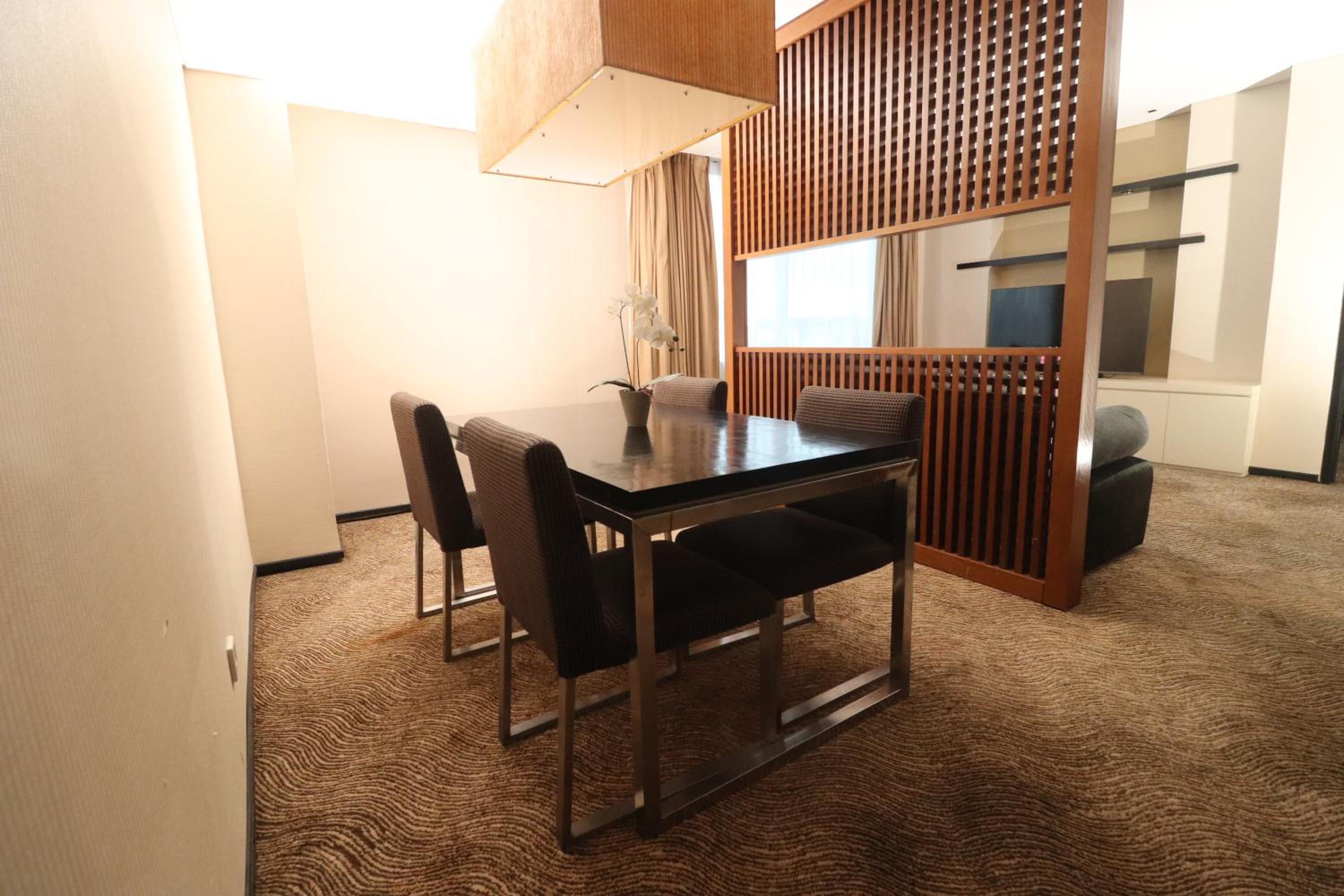 Business King Suite - Photo 2