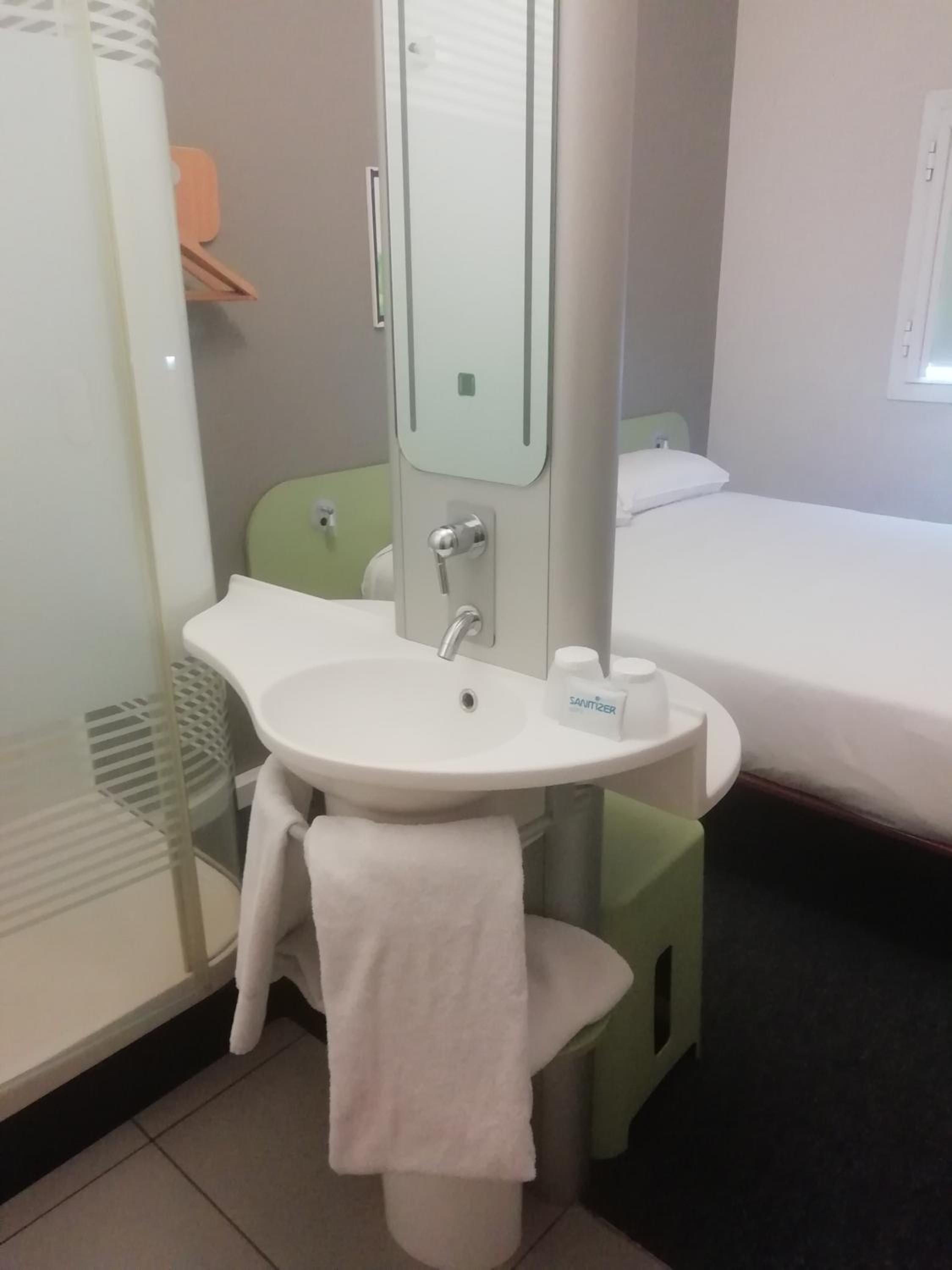 Standard Double Room (Nonsmoking) photo 3