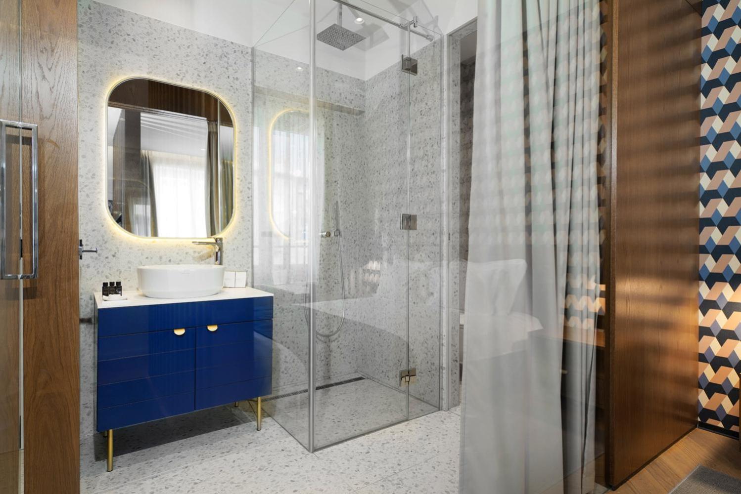 Executive Suite - Photo 10