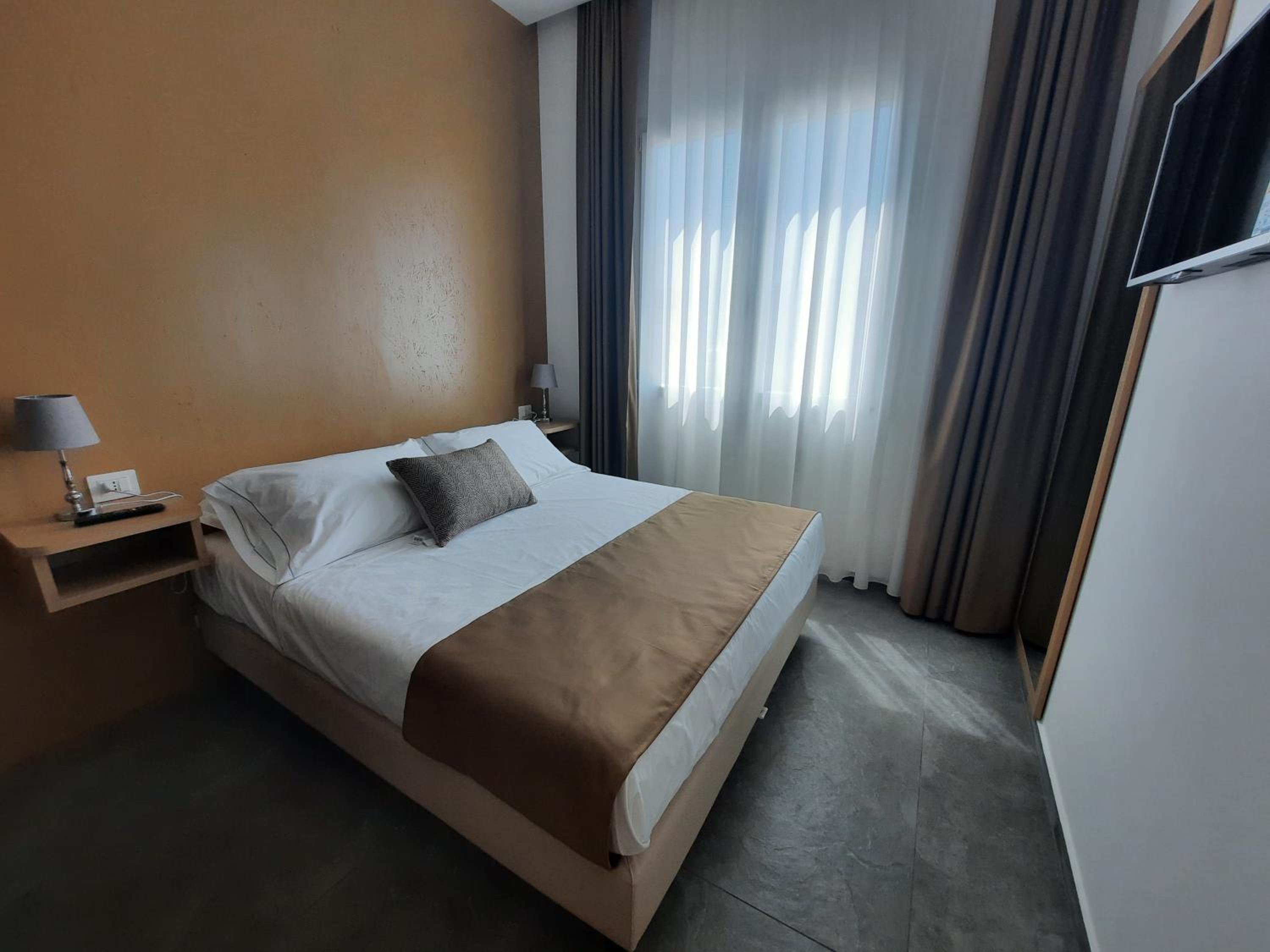 Double Room with Private Bathroom - Photo 8