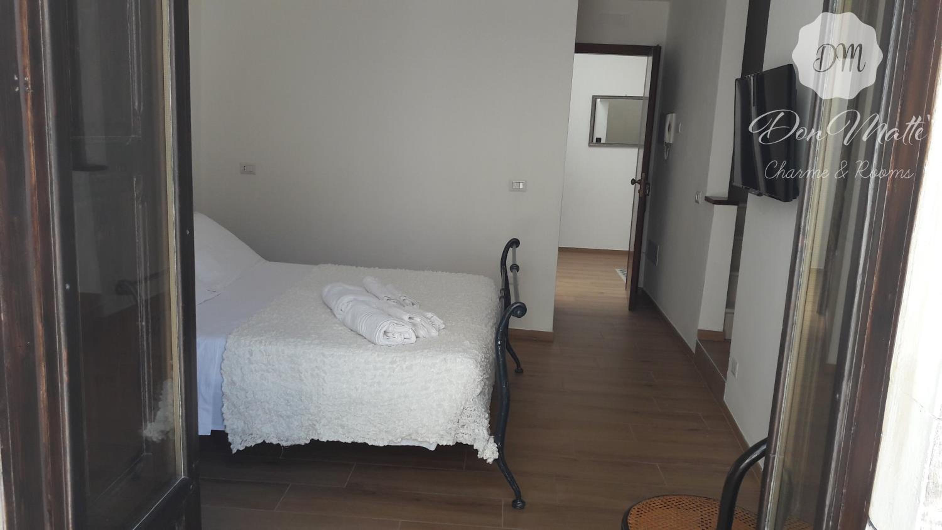 Deluxe Double Room with Balcony photo 3