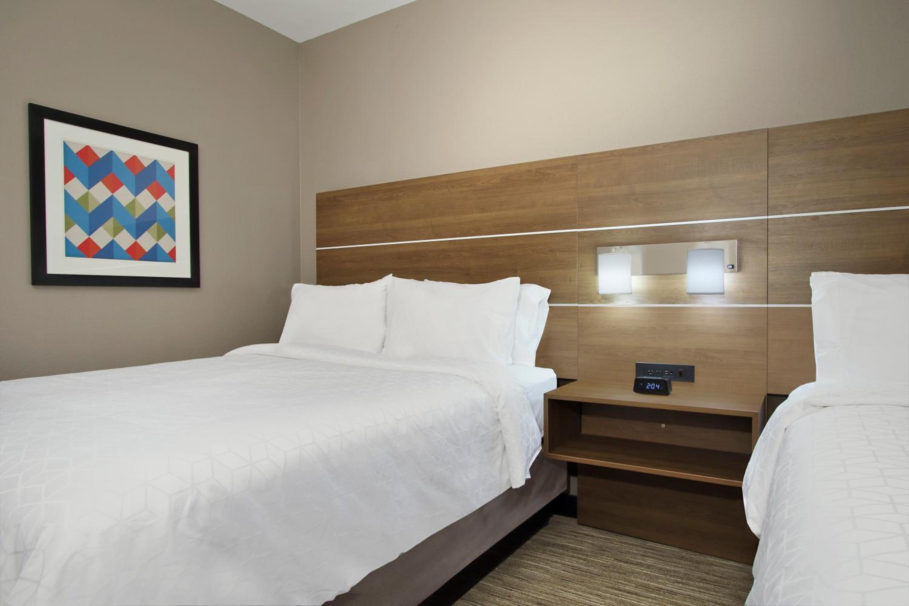 Queen Room with Two Queen Beds - Hearing Accessible/Non-Smoking photo 3