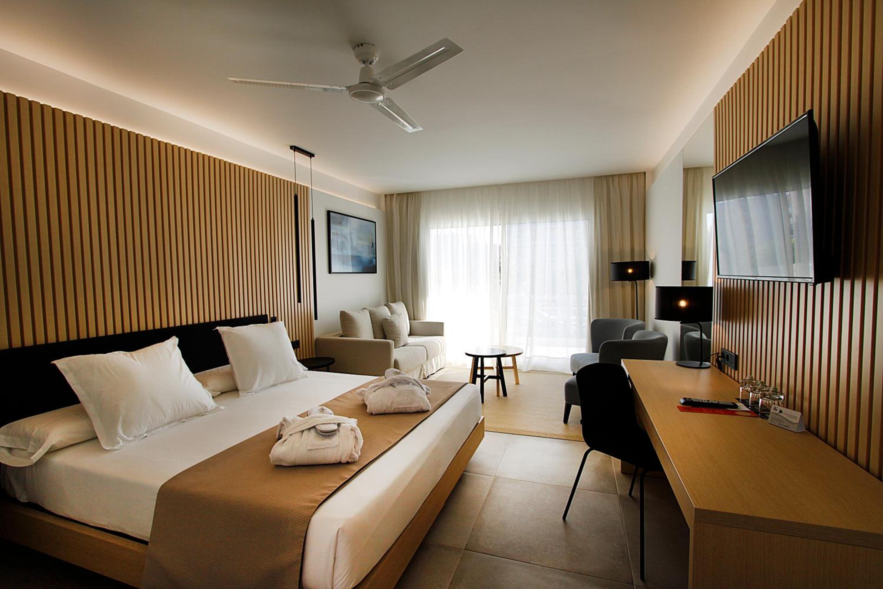 Junior Suite with Balcony (3 Adults) photo 3