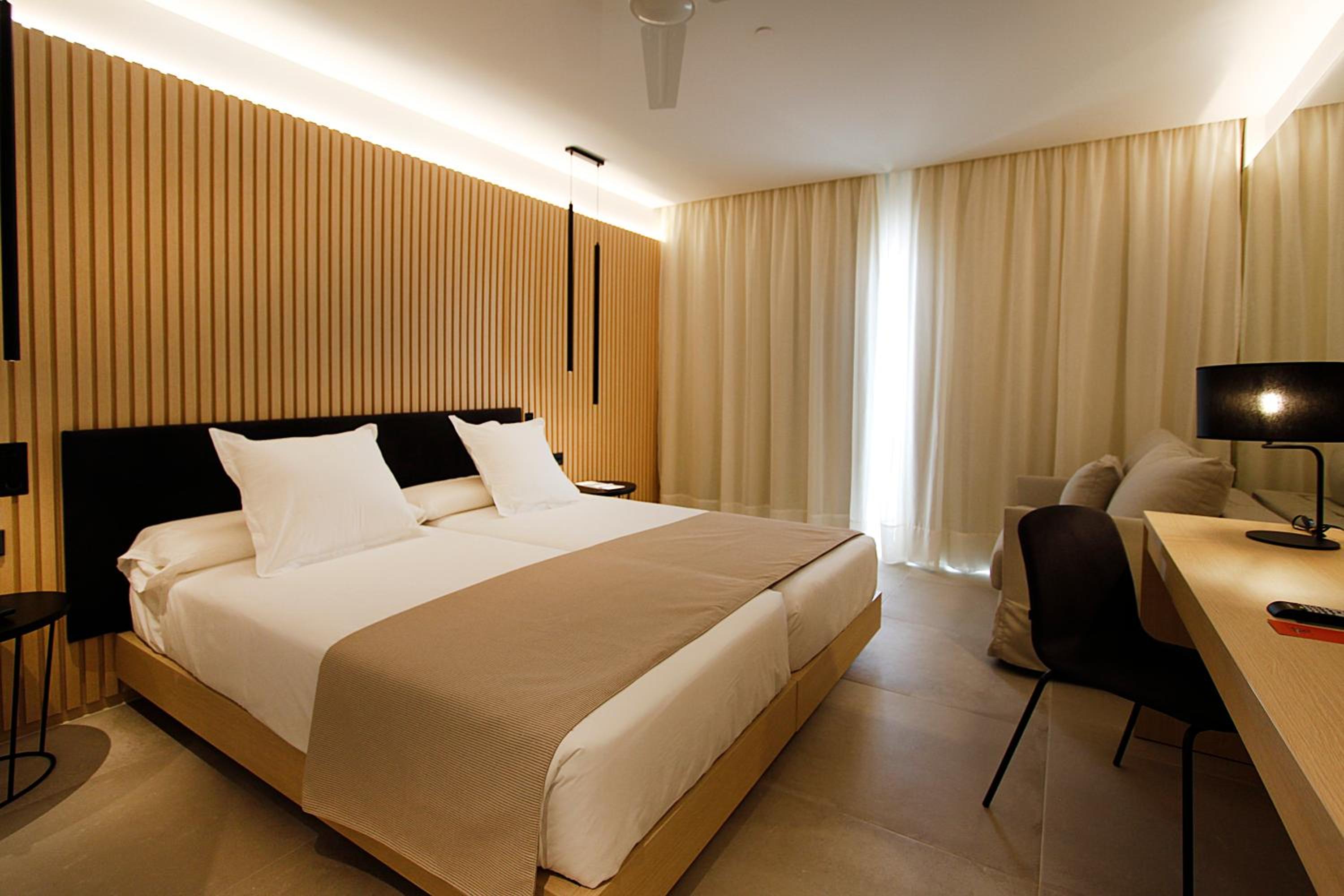 Junior Suite with Balcony (2 Adults) photo 3