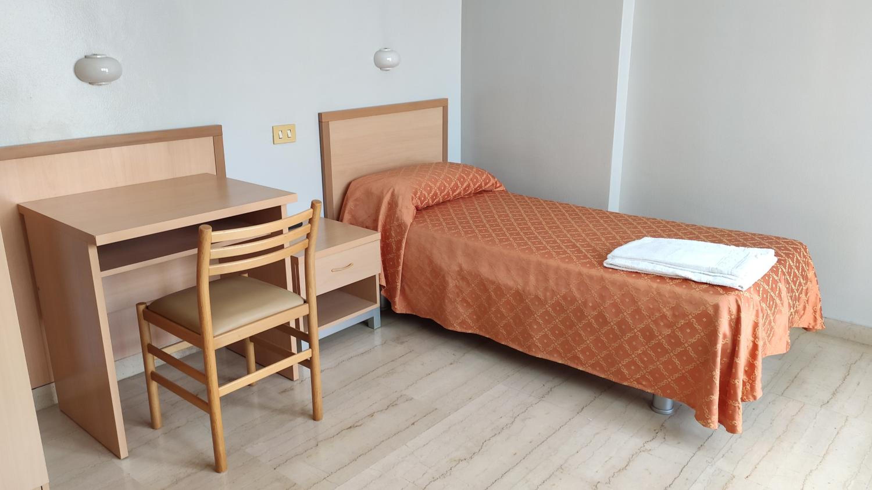 Single Room with Private Bathroom photo 1
