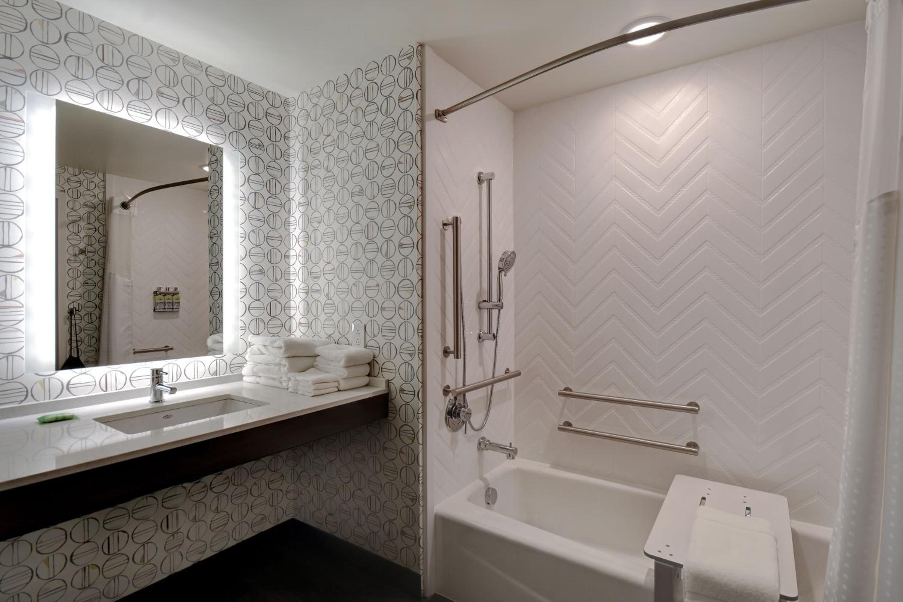 Standard King Room with Mobility Accessible Tub - Photo 3