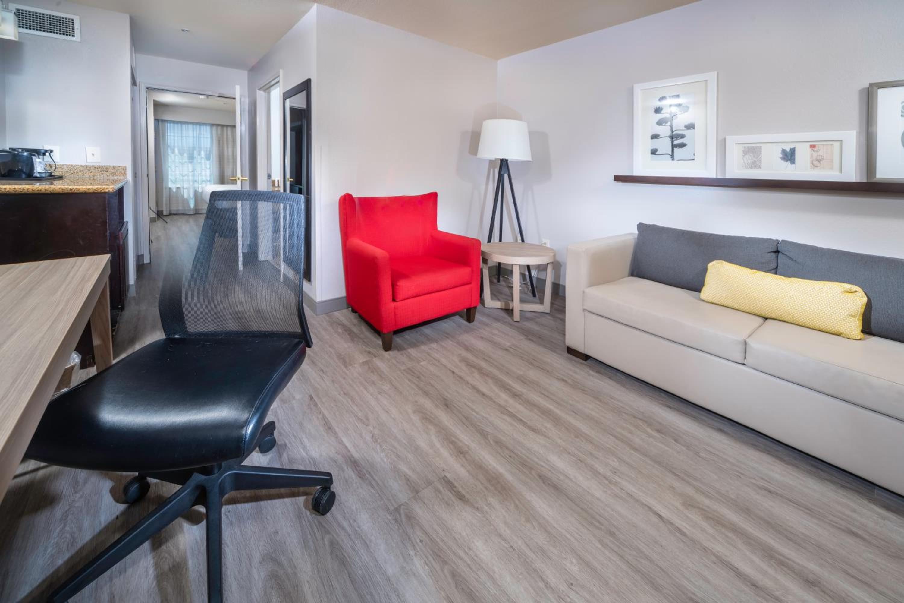 One-Bedroom Suite with Sofa Bed - Non-Smoking - Photo 7