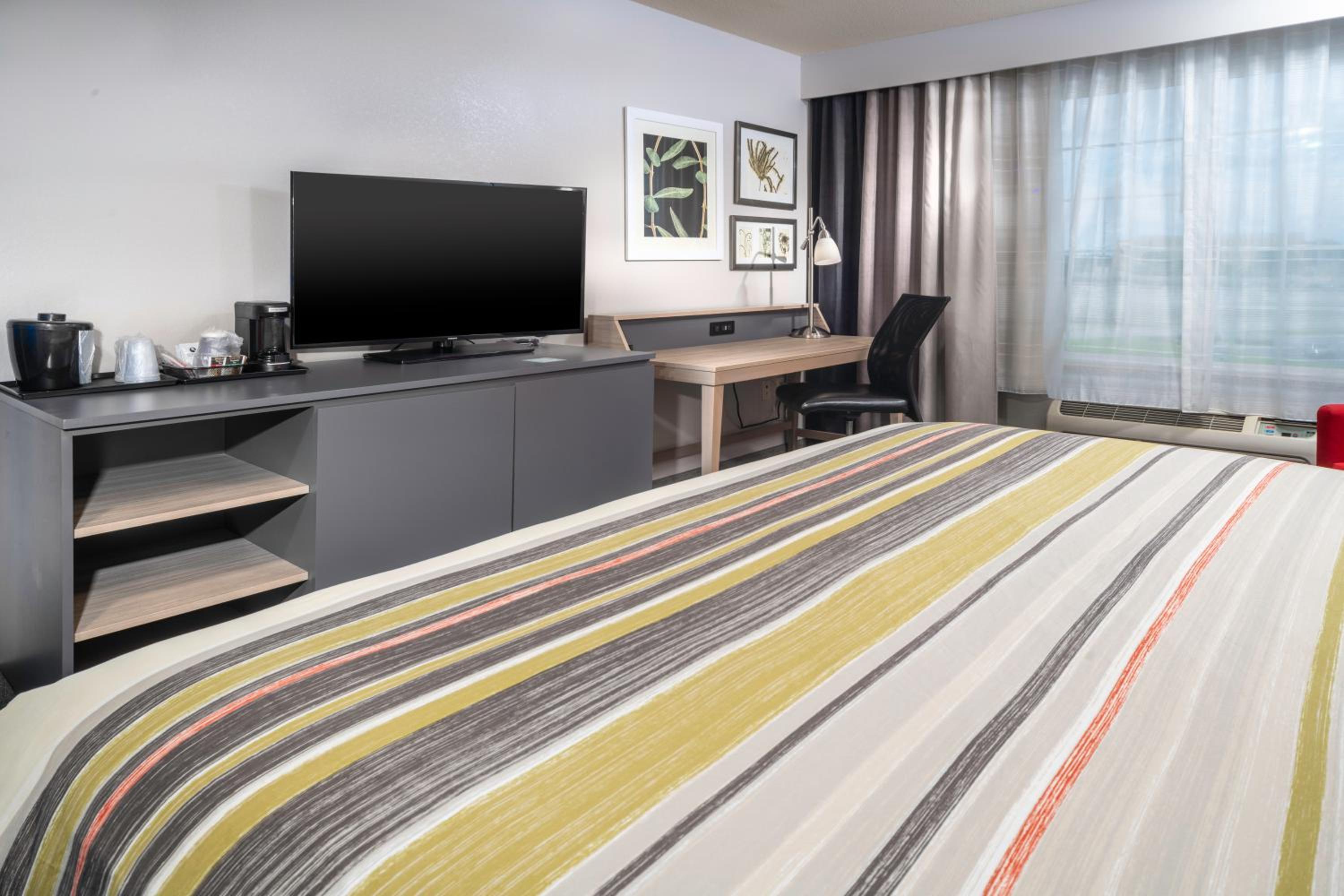 King Studio Suite - Non-Smoking - Photo 3