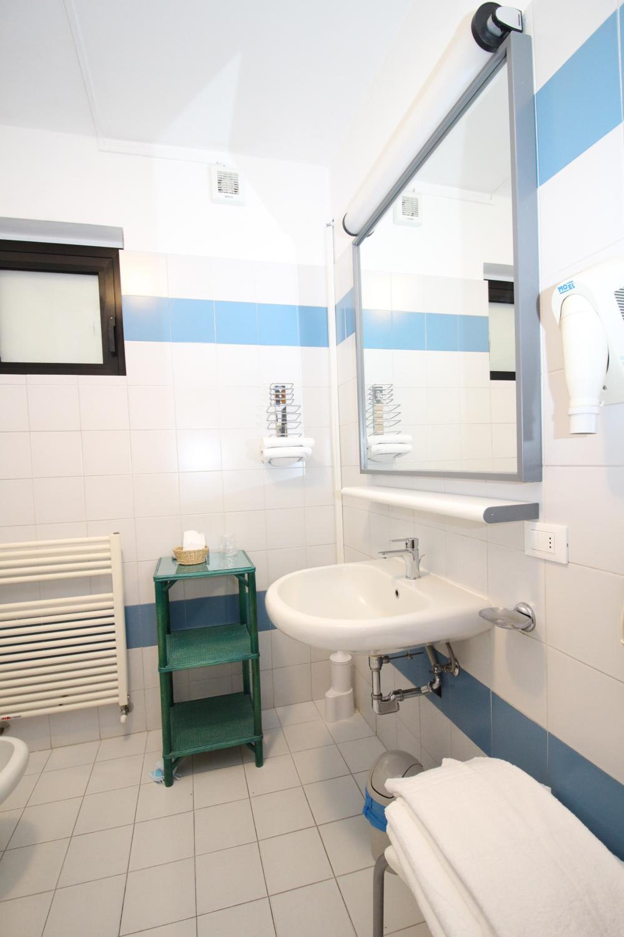 Triple Room - Photo 11