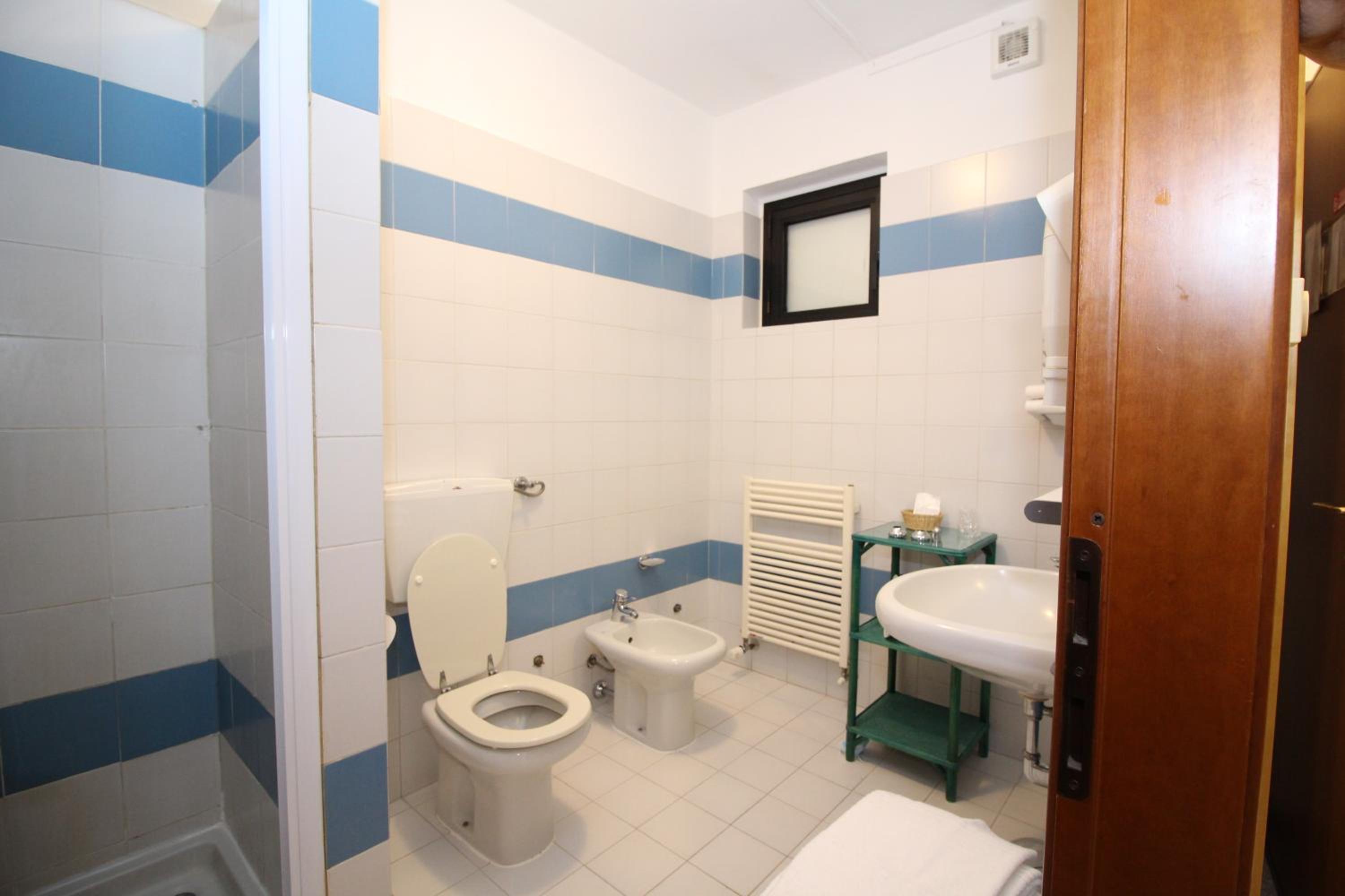 Triple Room - Photo 12