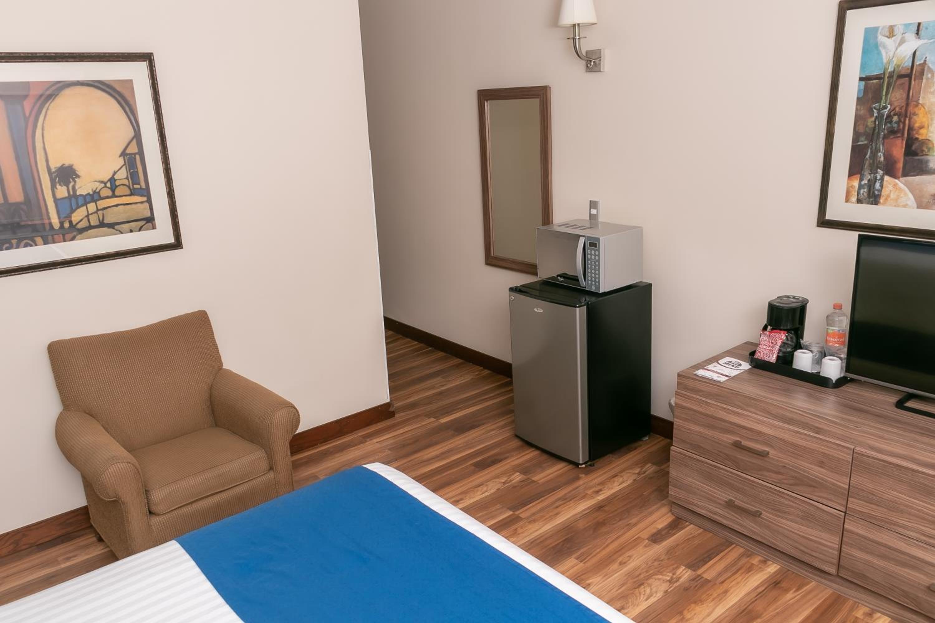 Executive King Room - Non-Smoking - Photo 11