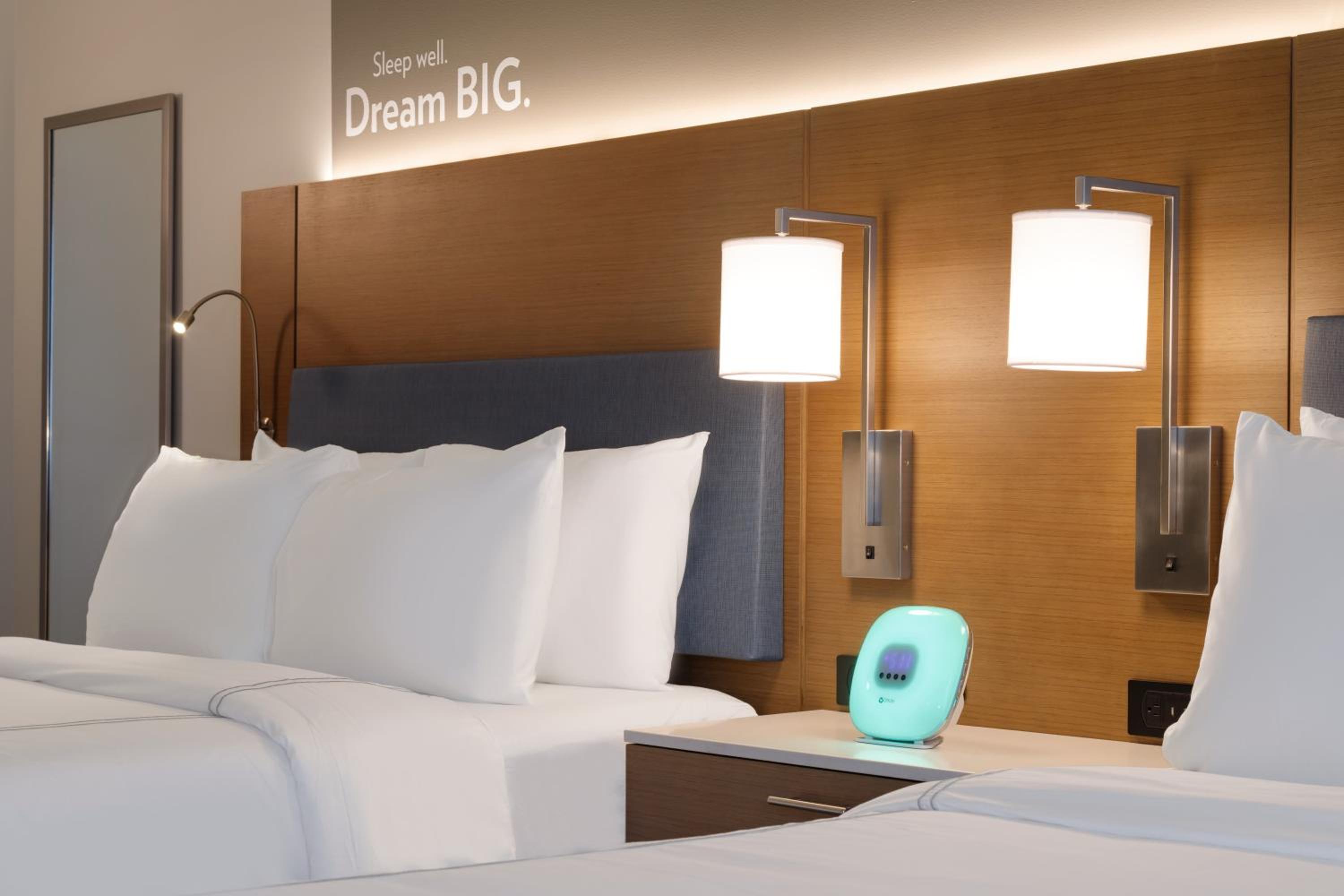 Standard Room with Two Queen Beds - Photo 3