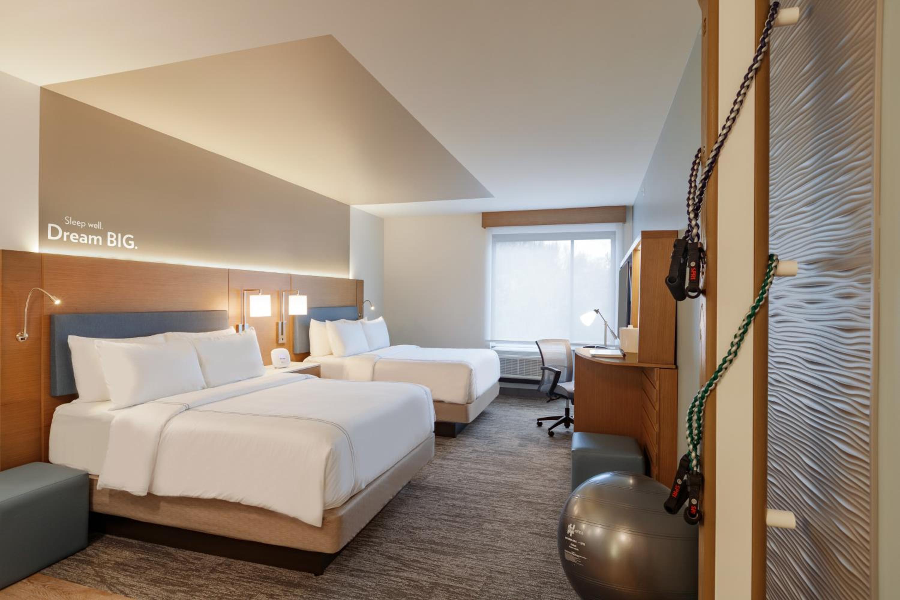 Standard Room with Two Queen Beds - Photo 4