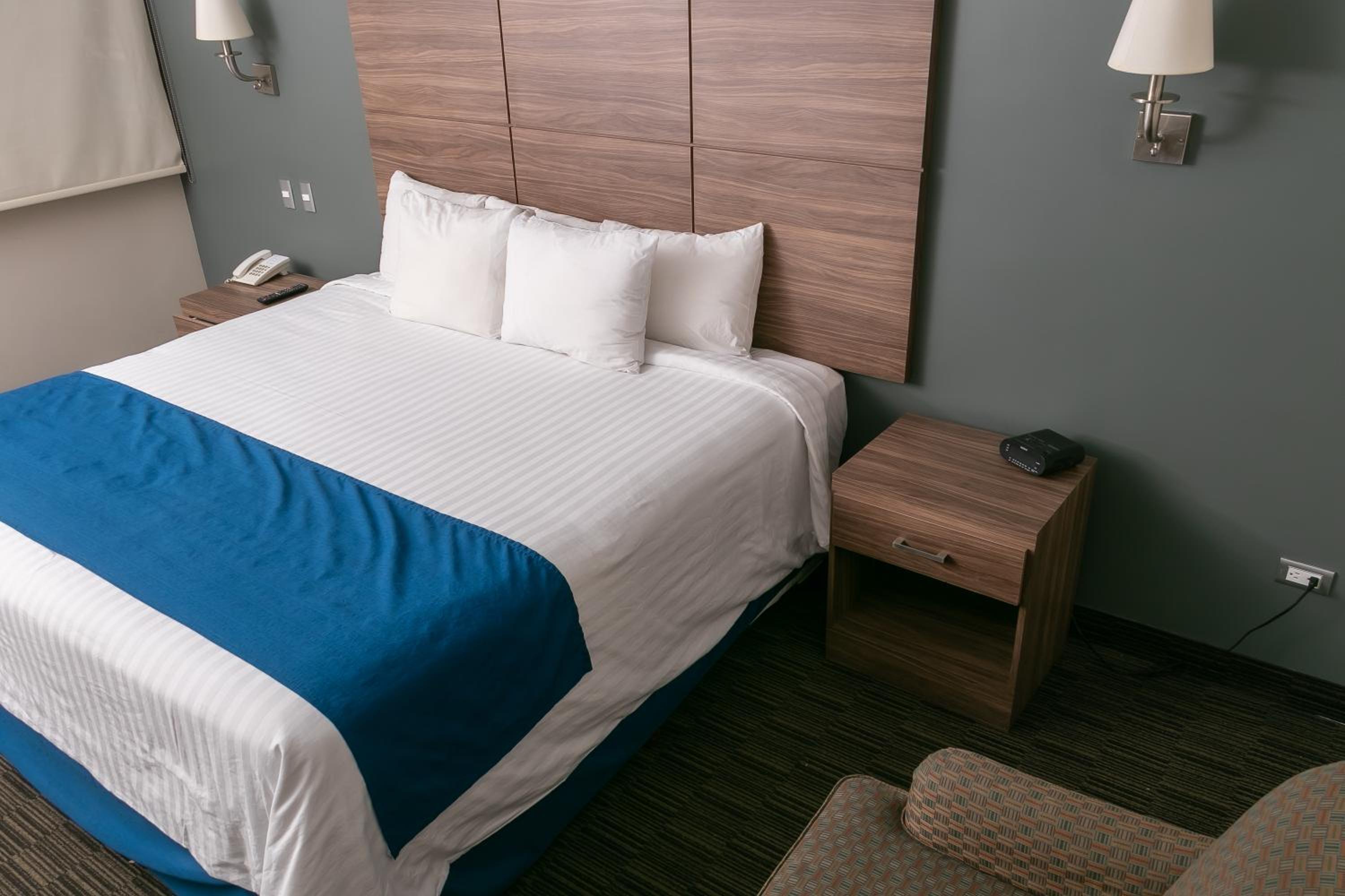 Executive King Room - Non-Smoking - Photo 13