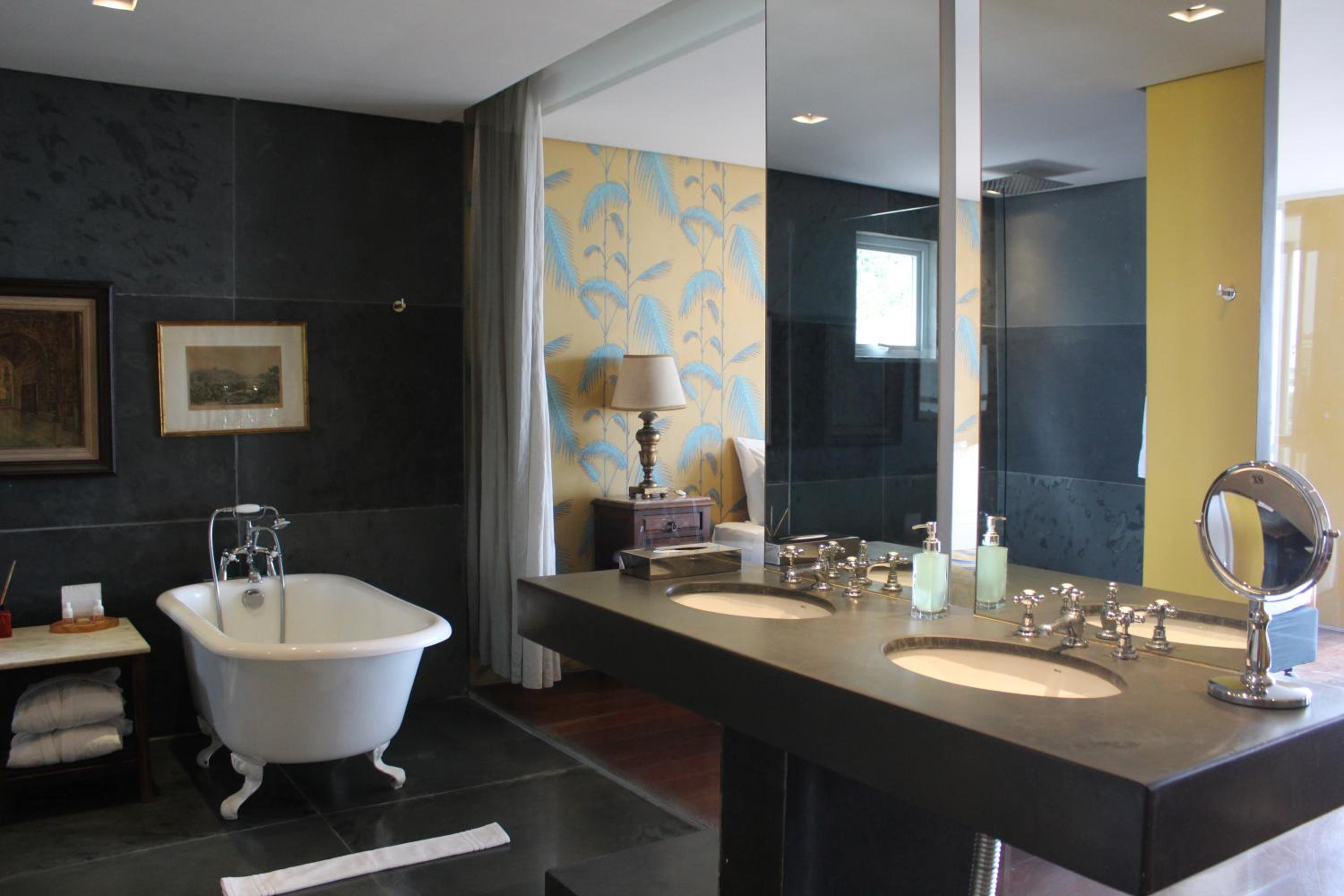 Deluxe Suite with Sea View - Photo 5
