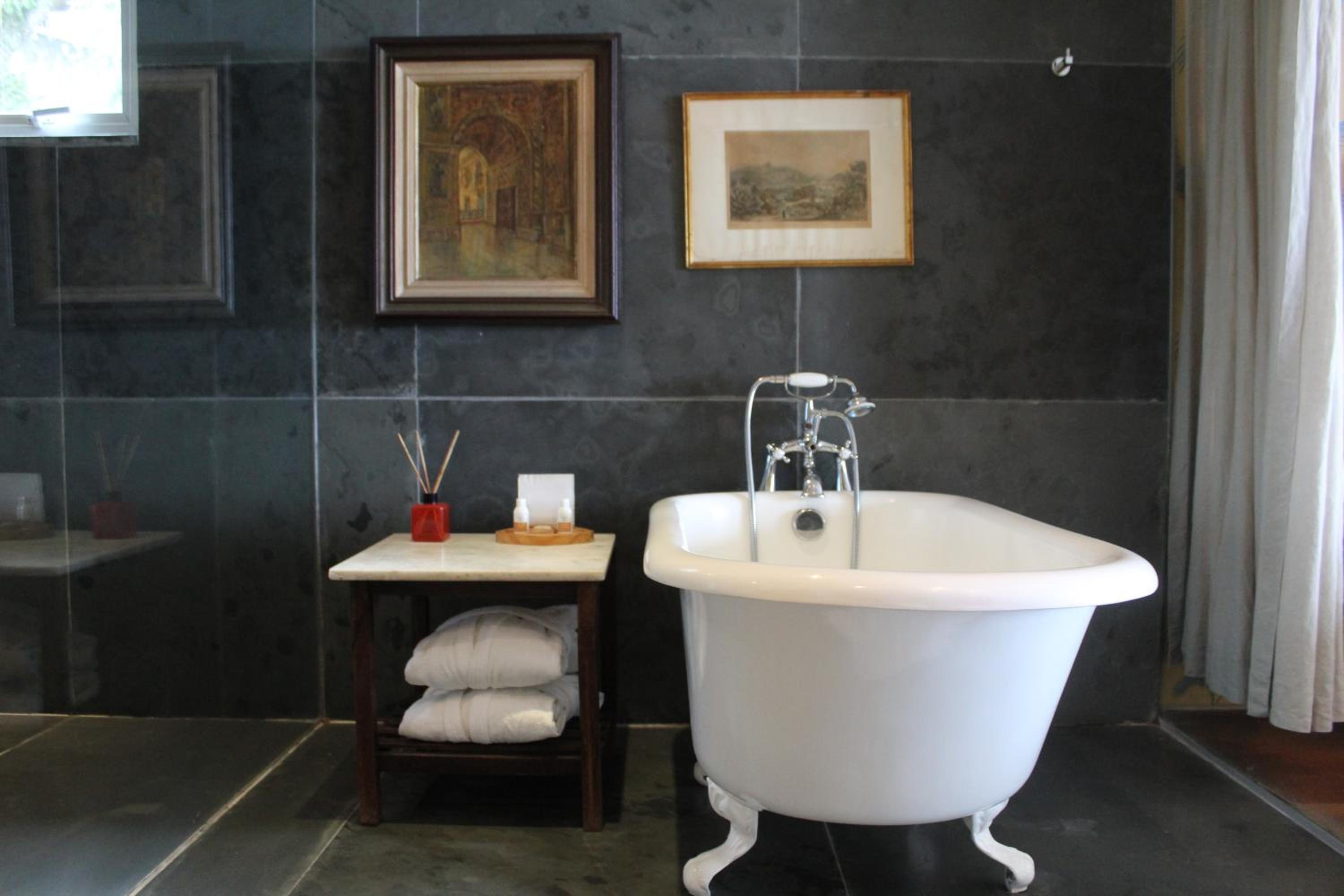 Deluxe Suite with Sea View - Photo 4