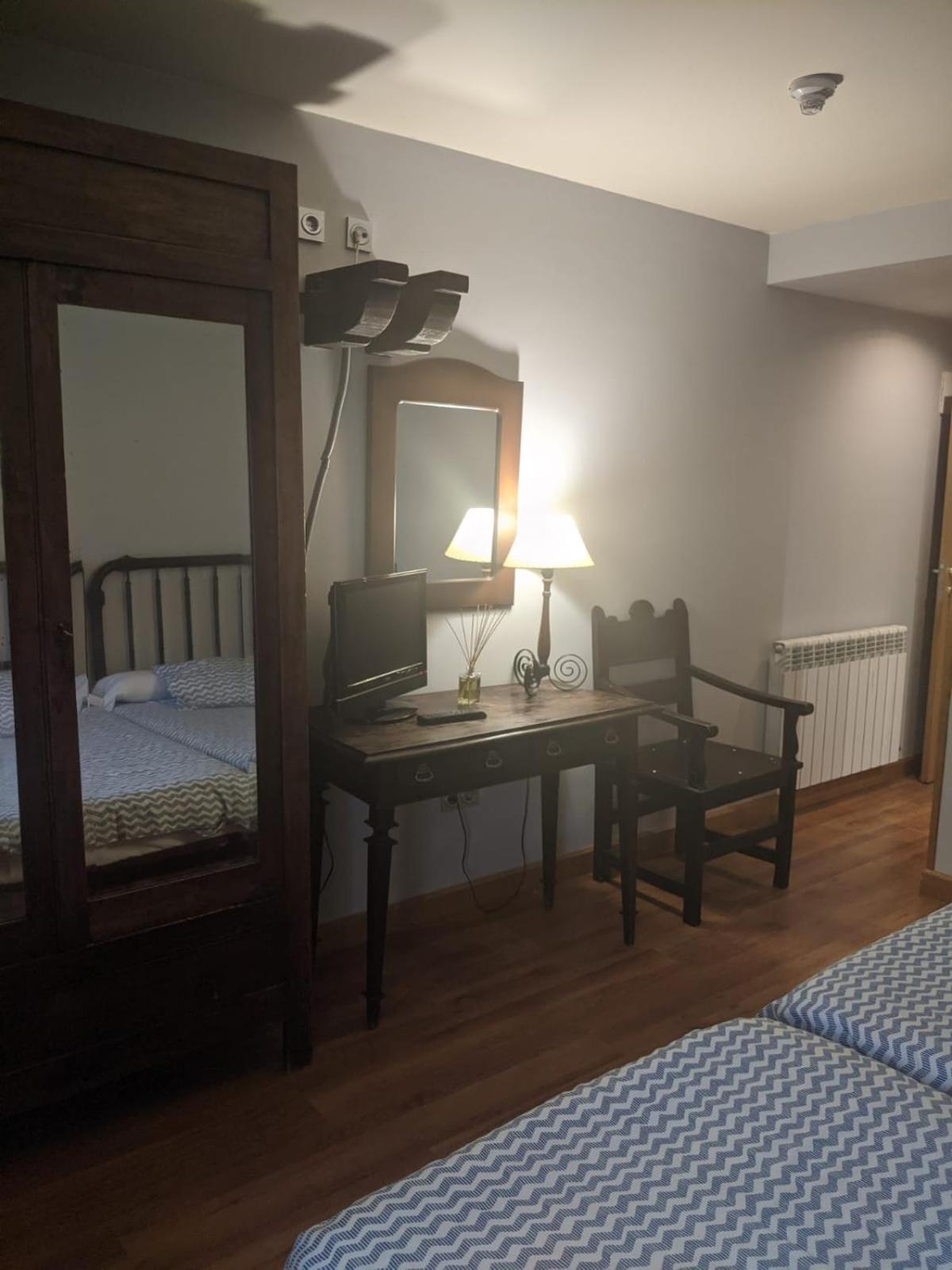 Twin Room With Private Bathroom photo 3