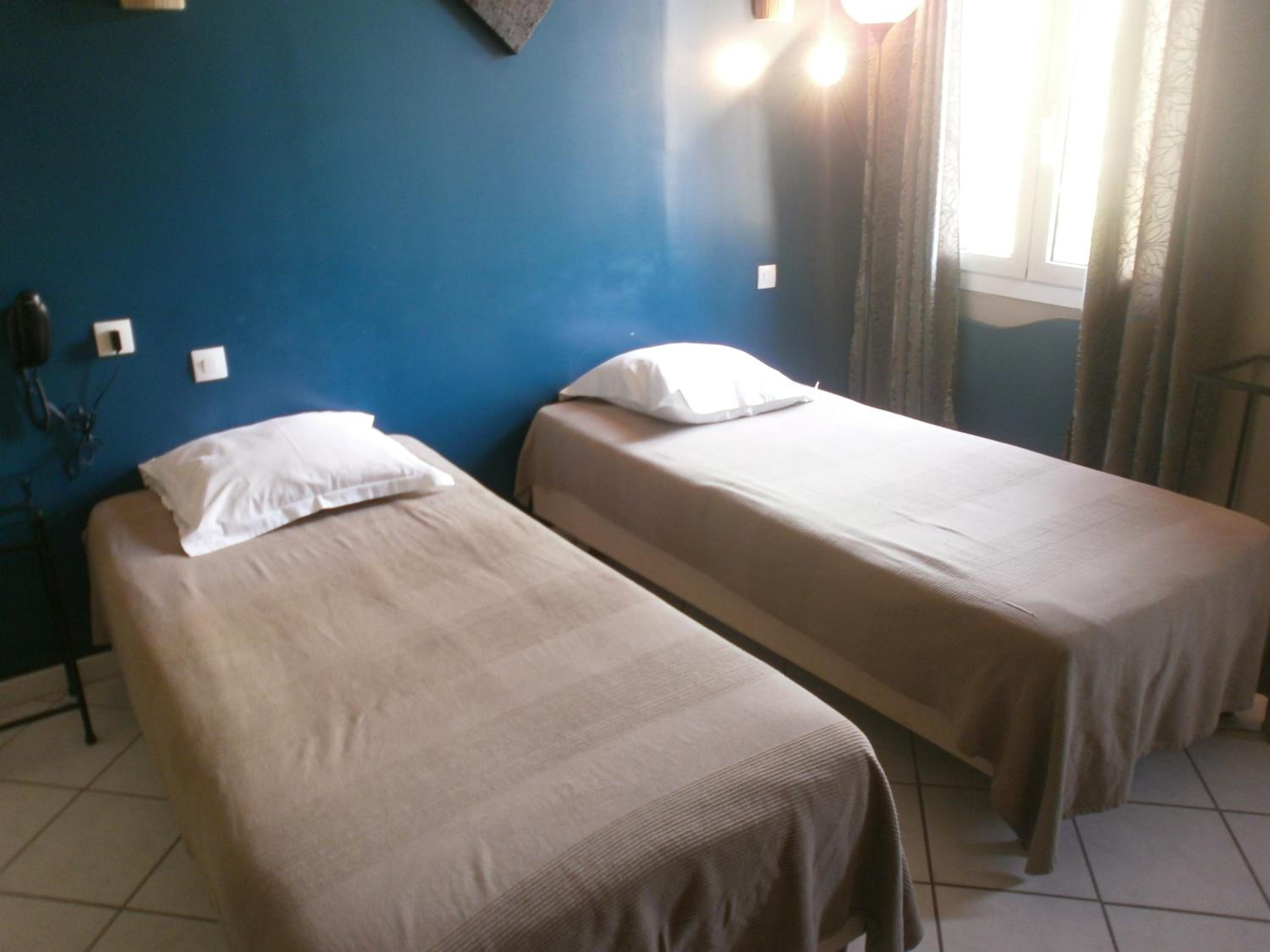 Standard Twin Room - Photo 4
