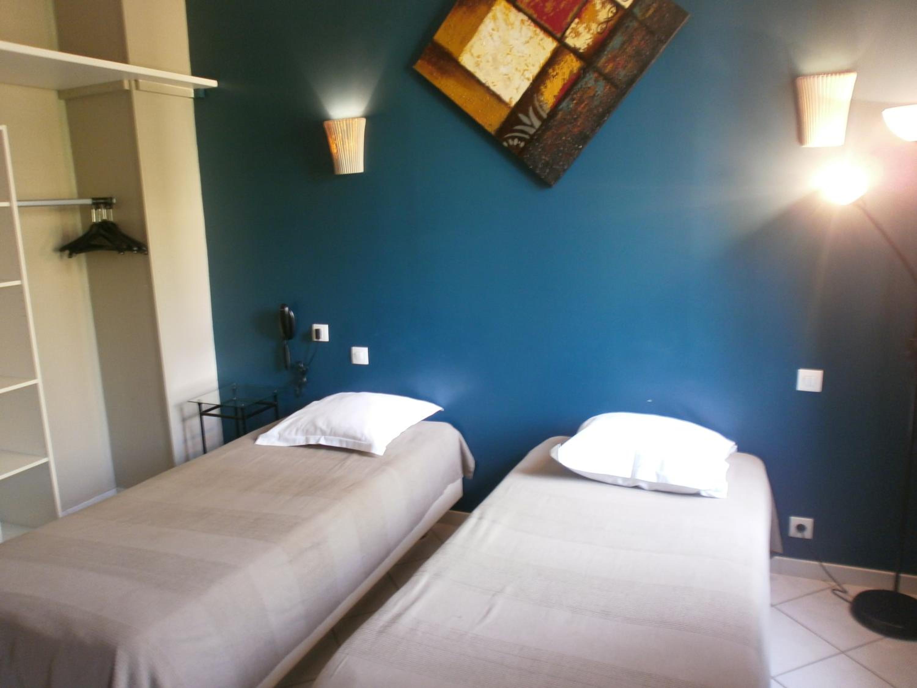 Standard Twin Room - Photo 3