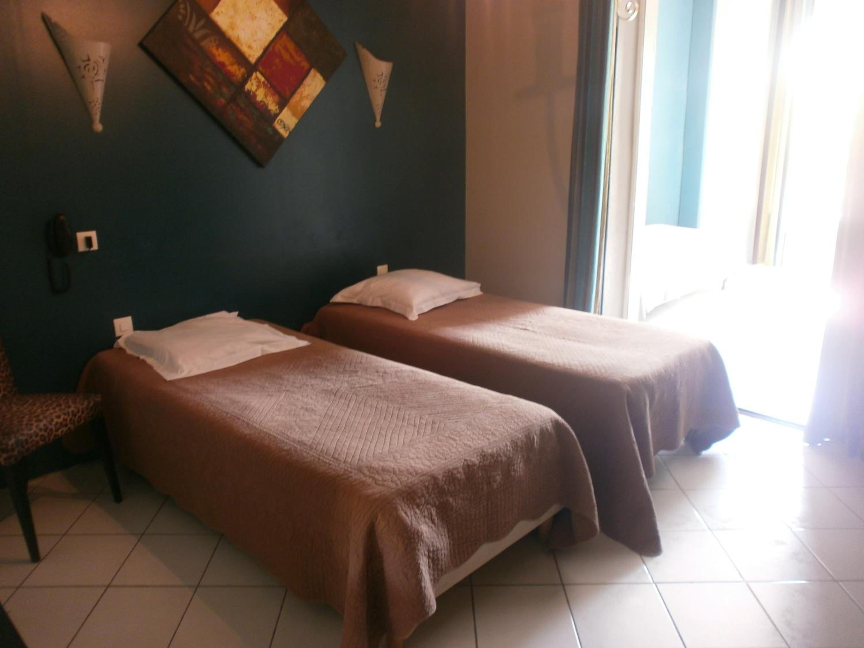 Standard Twin Room - Photo 1