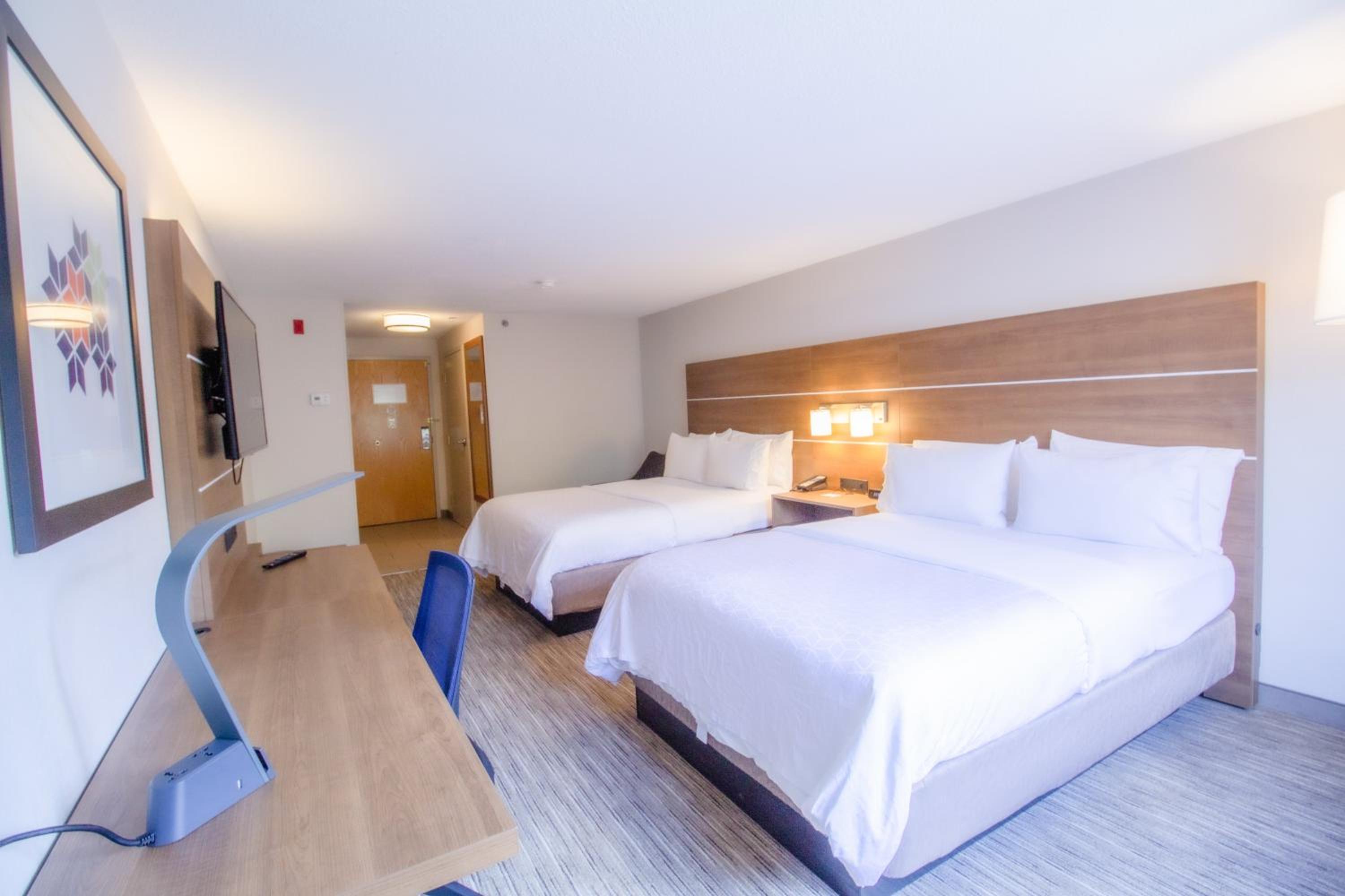 Standard Queen Room with Two Queen Beds - Photo 2