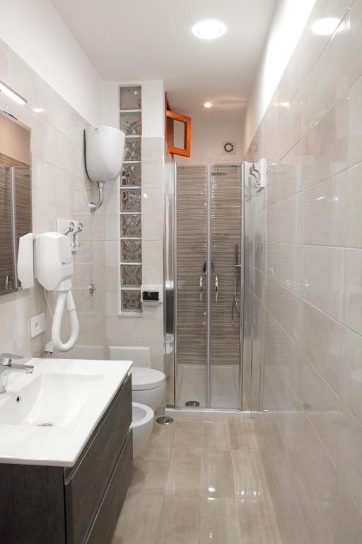 Quadruple Room with Private Bathroom photo 3
