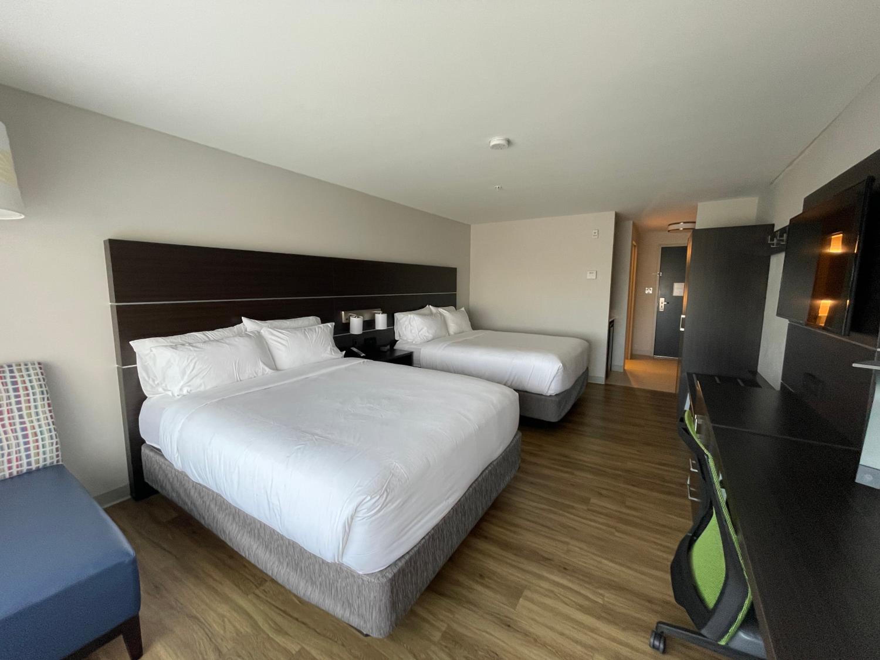 Standard Room with Two Queen Beds photo 3